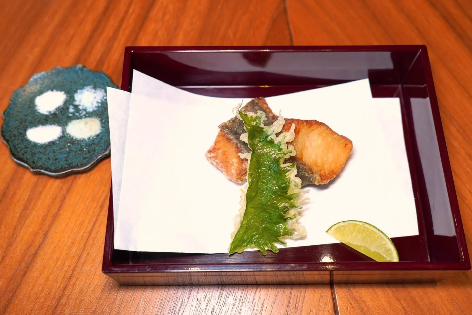 揚げ物AGEMONOFried dishปลาค็อดดำดองกับซีอิ๊ว ขิง และมิริน จากนั้นทอดมาให้ผิวชั้นนอกกรอบ เนื้อด้านในยังคงนุ่มฉ่ำ ข้าง ๆ คือใบชิโสะทอดกรอบไม่อมน้ำมัน ทางร้านยังเสิร์ฟเกลือมาถึง 4 ชนิดคือ Yuzu Salt, Maldon Salt, Wasabi Salt และ Regular Salt (14/20)