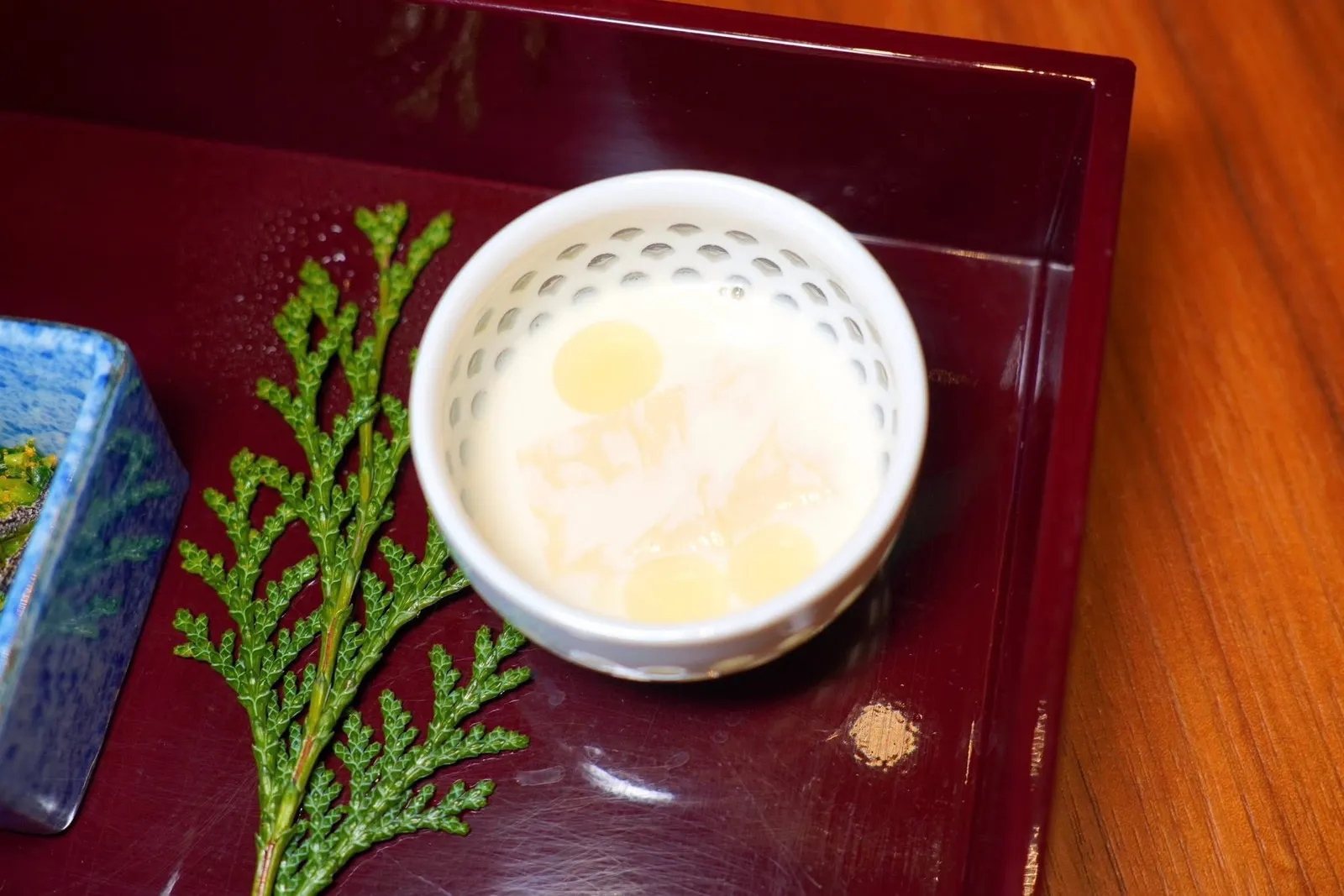 小鉢物КОВАСНІSmall bitesอีกฝั่งหนึ่งคือ Soy Milk Cream หอมมันเย็นสดชื่นเสิร์ฟมากับน้ำมัน Chervil Oil และ Yuba หรือฟองเต้าหู้ (13/20)