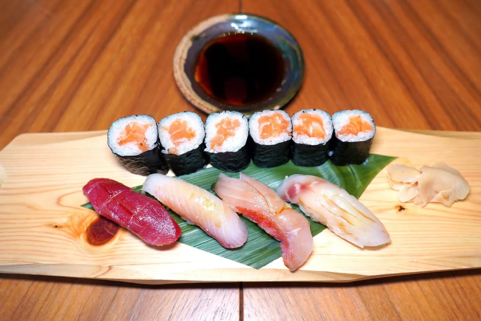 寿司SUSHIDaily sushi selectionจากนั้นเป็นคอร์สซูชิประจำวันโดยในวันนี้เชฟเสิร์ฟมาเป็น Salmon Maki ตรงกลางคือ Nigiri Sushi ทั้งหมด 4 อย่างคือ Akami, Amberjack, Beryx และ Sea Bass อย่างไรก็ตามคุณภาพของซูชิถือว่าผิดไปจากมาตรฐานจานอื่น ๆ มากพอสมควร ทั้งยังไม่มีวาซาบิใส่มาให้แม่แต่น้อย (11/20)