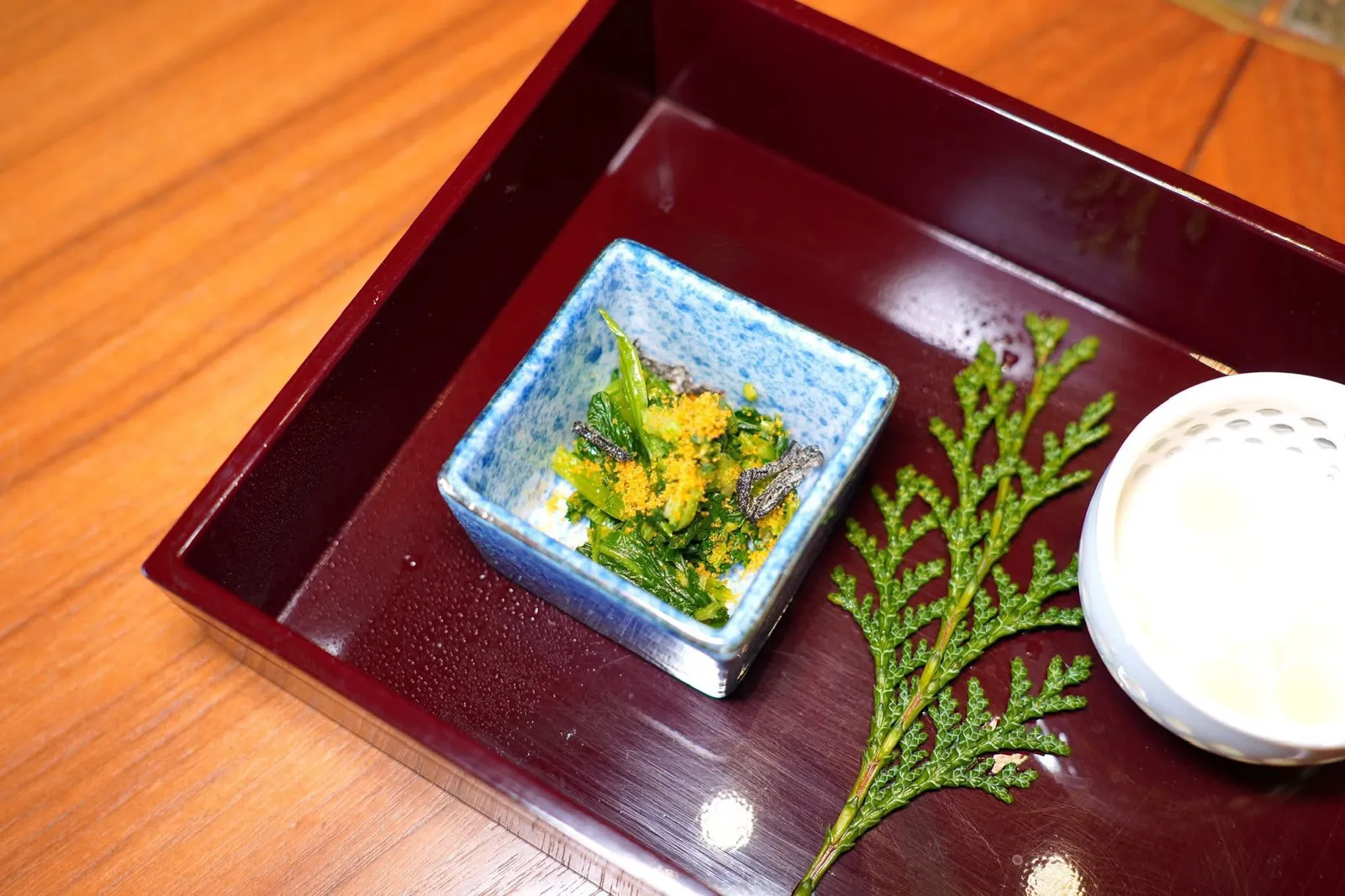 小鉢物КОВАСНІSmall bitesเริ่มต้นด้วยของว่างเรียกน้ำย่อยคือผัก Chicory จับคู่มากับไข่ปลา Bottarga และสาหร่าย Caramelized Kombu (13/20)