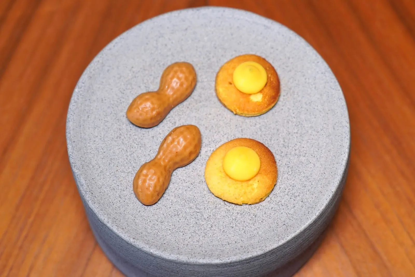 菓子KASHI DESSERTDessert of the dayปิดท้ายด้วยของหวานจิ๋วคือ Chocolate Peanut และ Dorayaki with Yuzu Cream