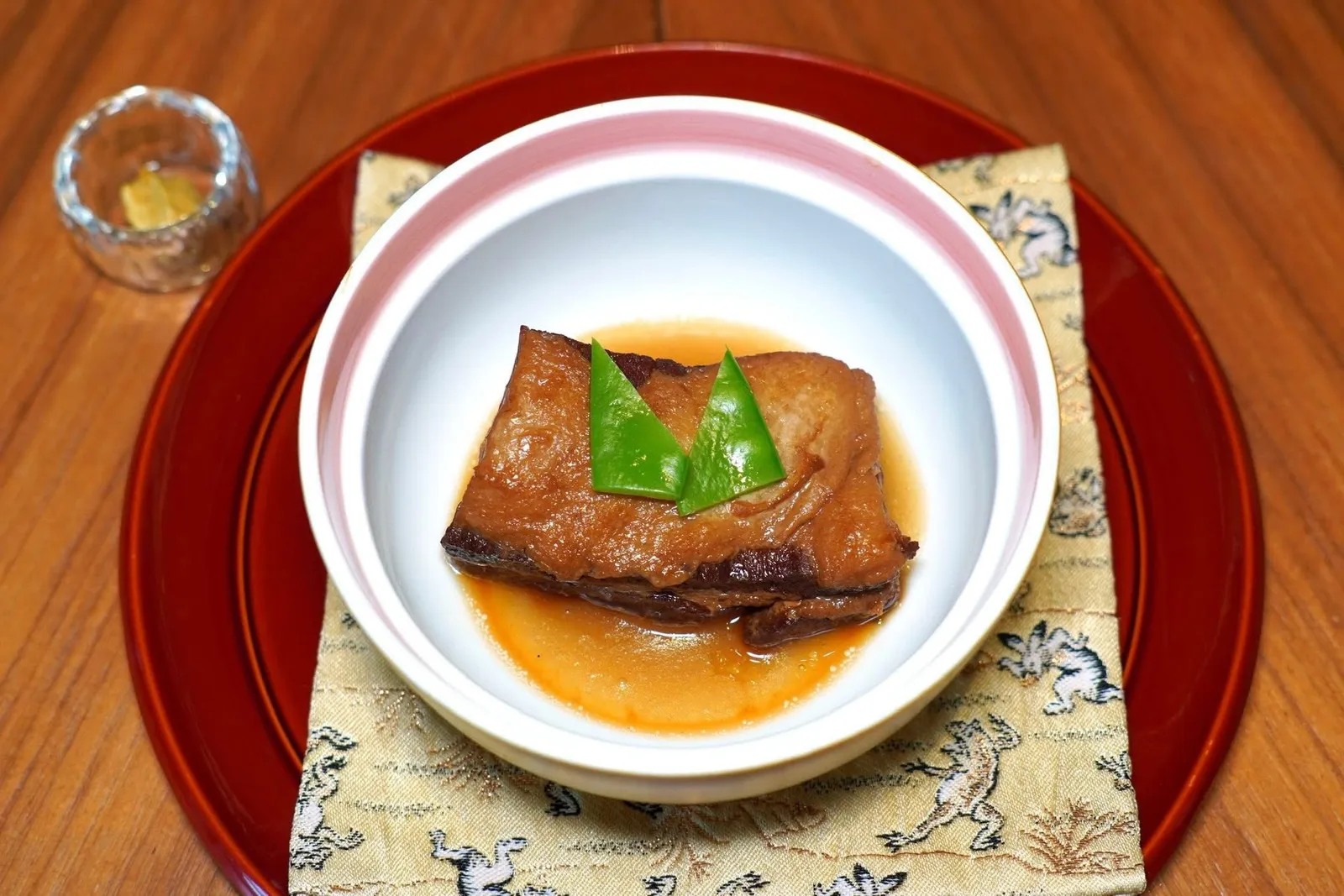 焼物YAKIMONOGrilled dish of the dayสำหรับจานถัดมาคือเนื้อหมู 3 ชั้นที่ผ่านการตุ๋นช้า ๆ นาน 6 ชั่วโมง ด้านบนคือถั่ว Snow Pea ดอง รอบ ๆ คือซอสมันหวานญี่ปุ่นให้รสชาติที่เข้มข้นและกลมกล่อม ทางร้านยังมี Karachi หรือมัสตาร์ดญี่ปุ่นเสิร์ฟมาให้เพิ่มรสเผ็ดเล็กน้อยอีกด้วย (14/20)