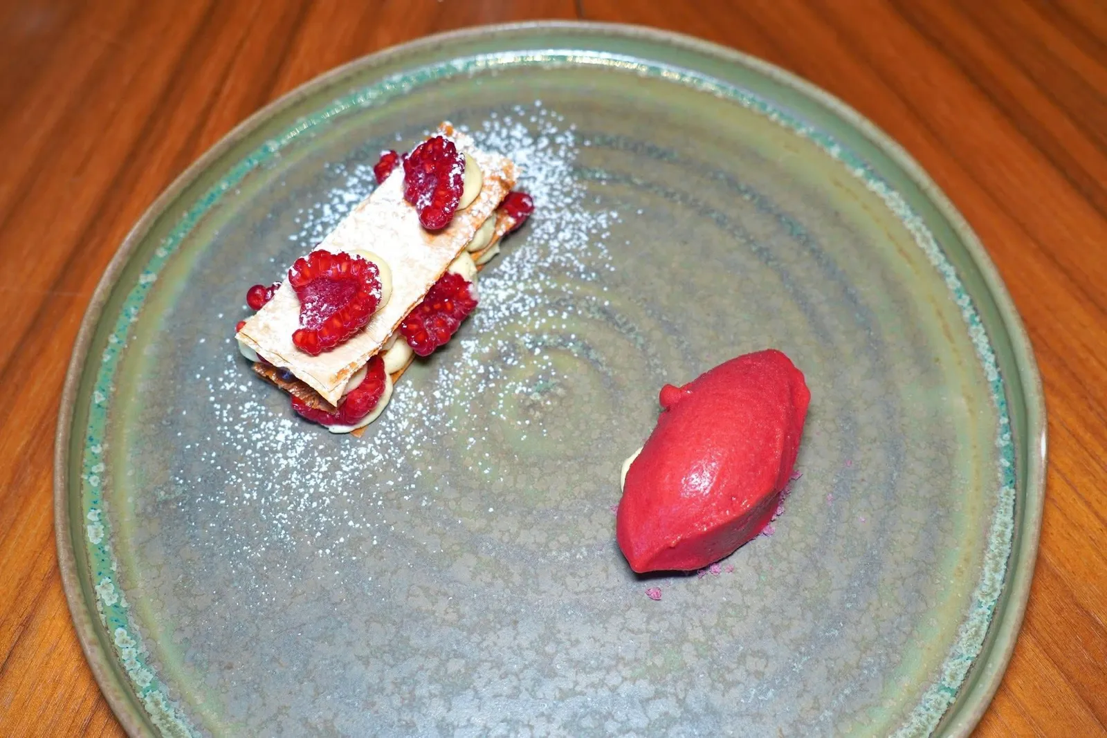 菓子KASHI DESSERTDessert of the dayของหวานจานหลักคือ Mille Feuille ที่ปรับสูตรจากแป้ง Puff Pastry มาเป็น Yuba ตรงกลางคือวานิลลาครีมและแยมถั่วแดง Azuki ข้าง ๆ กันคือซอร์เบท์ราสเบอร์รี่รสเปรี้ยว (14/20)
