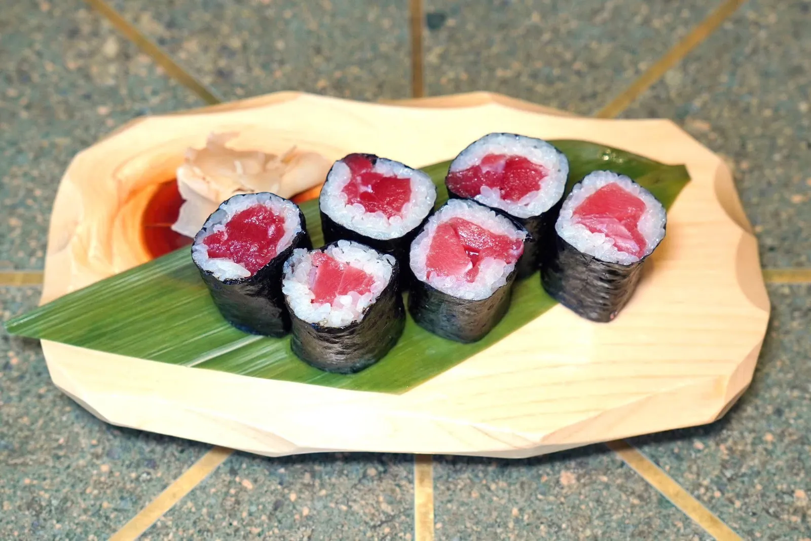 鉄火 (12 €)HOSOMAKI TEKKATuna filletนอกจากนี้ยังมี Tuna Maki ที่เราสั่งเพิ่มมาด้วย คุณภาพไม่แตกต่างจากซูชิอื่น ๆ ในคอร์ส (11/20)