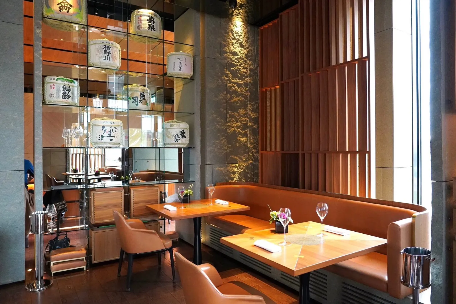 อีกมุมหนึ่งของร้านยังมีเคาน์เตอร์ซูชิ Omakase ที่ภายใต้คอนเซ็ปต์ “ร้านอาหารในร้านอาหาร” จัดเตรียมโดยมาสเตอร์ Masashi Suzuki และมีที่นั่งจำกัดอีกด้วย