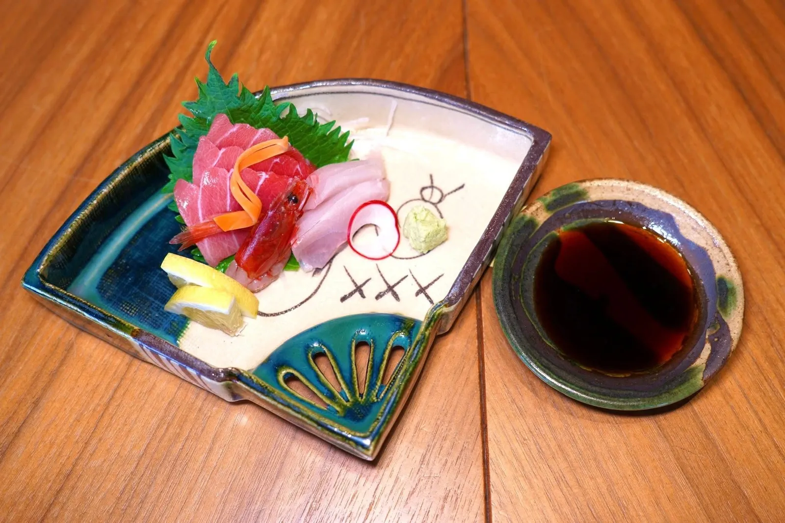 向付MUKOUZUKEAssorted sashimi (a selection of fresh, row fish)ต่อกันด้วยซาชิมิเสิร์ฟมา 3 ชนิดคือปลา Amberjack, กุ้งแดงไซซ์จิ๋ว และปลาทูน่า ด้านล่างรองด้วยใบชิโสะ ข้าง ๆ กันคือซีอิ๊วและวาซาบิ (13/20)
