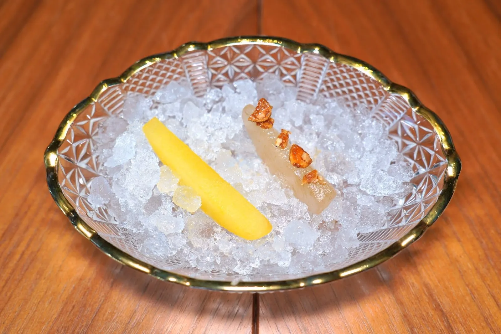 菓子KASHI DESSERTDessert of the dayล้างปากด้วยแอปเปิ้ลที่หมักกับน้ำส้ม Tangerine และซินนามอน อีกชิ้นคือลูกแพร์หมักกับ Umeshu ท็อปด้านบนด้วยถั่วอัลมอนด์คั่ว (14/20)