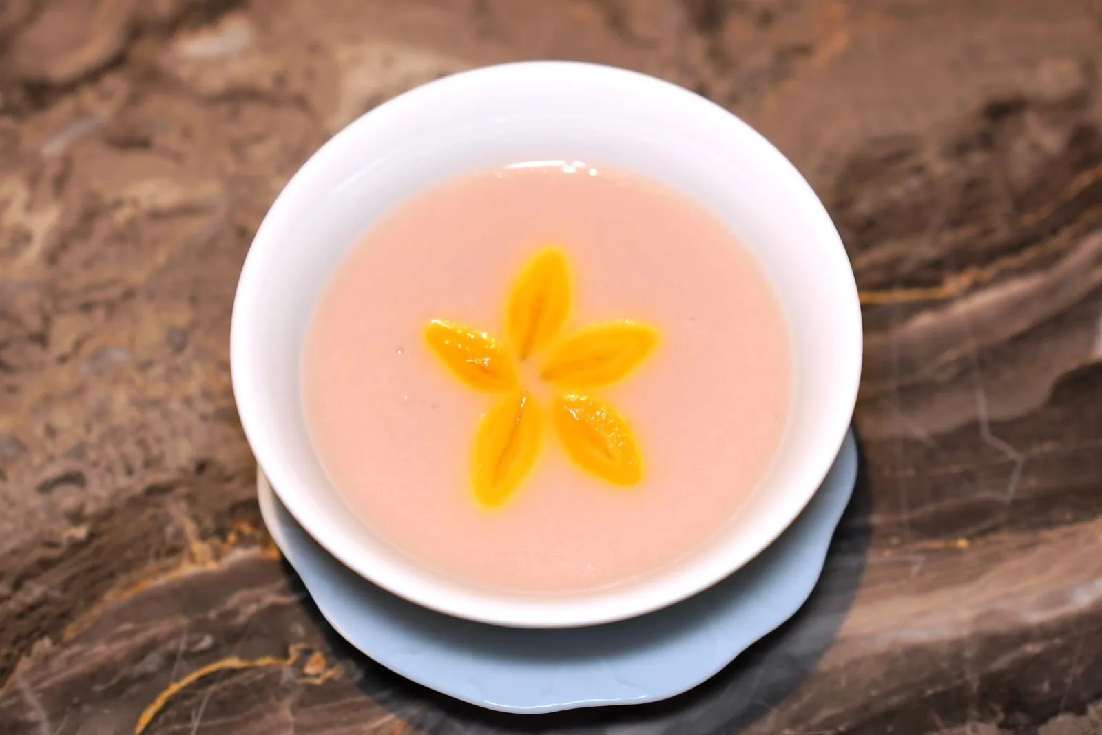 潮州福果甜芋泥 (200++)Teochew sweet taro paste with ginkgoเผือกบดหวานแปะก๊วยสไตล์แต้จิ๋วปิดท้ายด้วยของหวานพื้นบ้านสไตล์แต้จิ๋วที่ปรับรูปแบบการเสิร์ฟให้ดียิ่งขึ้น ในถ้วยคือเผือกบดที่มีเนื้อสัมผัสเนียนละเอียดจัดกันกับเนื้อสัมผัสของแปะก๊วย (15/20)