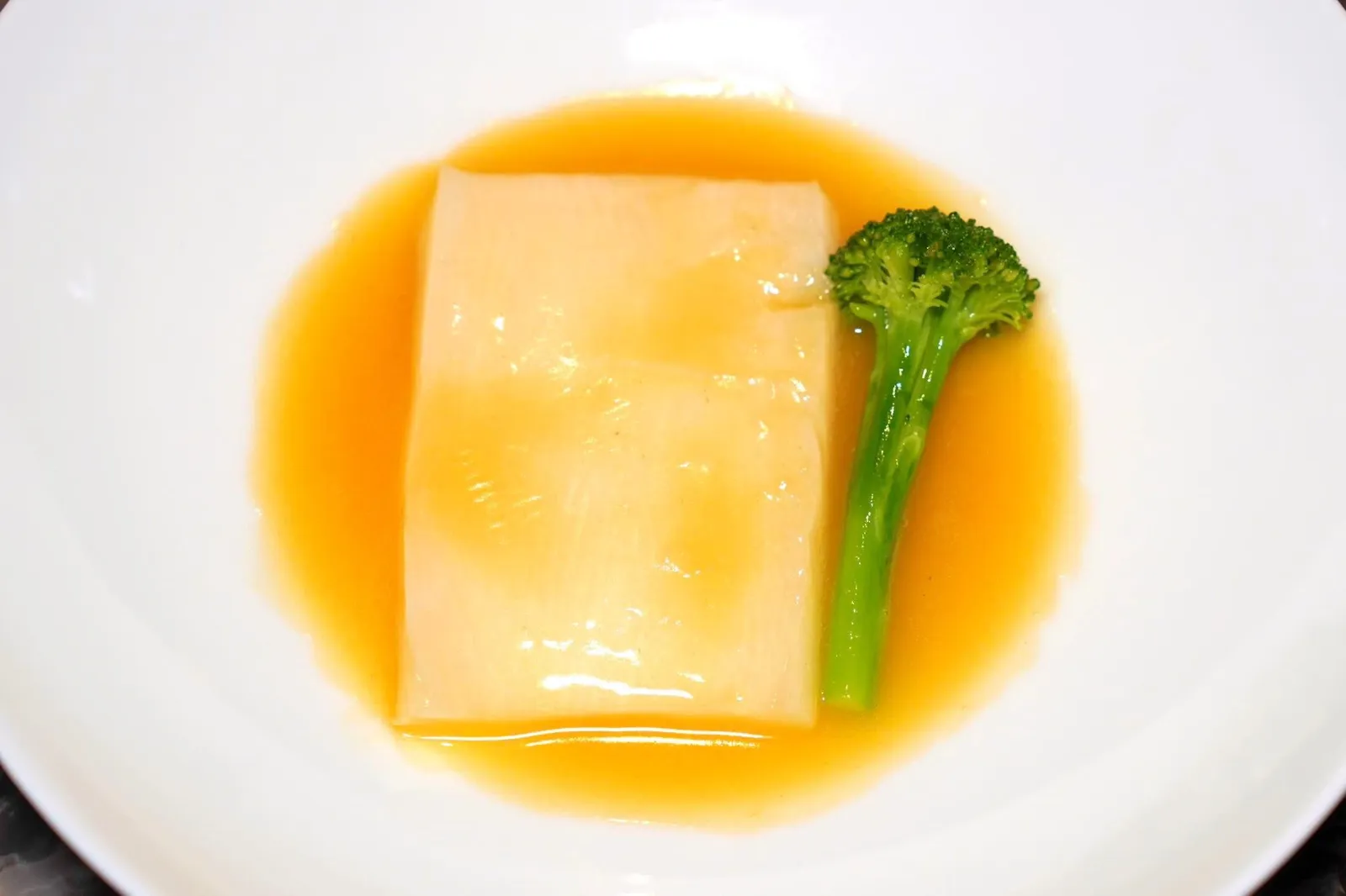 风味炒花胶 (2,600++)Sautéed fish maw in signature sauceกระเพาะปลาผัดซอสซิกเนเจอร์กระเพาะปลาคุณภาพสูงอุดมไปด้วยคอลลาเจน เนื้อสัมผัสมีความนุ่มและหนึบพอเหมาะ เชฟเสิร์ฟมากับซอสซิกเนเจอร์ที่เตรียมมาจากซุปไก่รสชาติกลมกล่อม นอกจานี้ยังมีเนื้อสัมผัสกรอบของผักบรอกโคลีอีกด้วย (16/20)