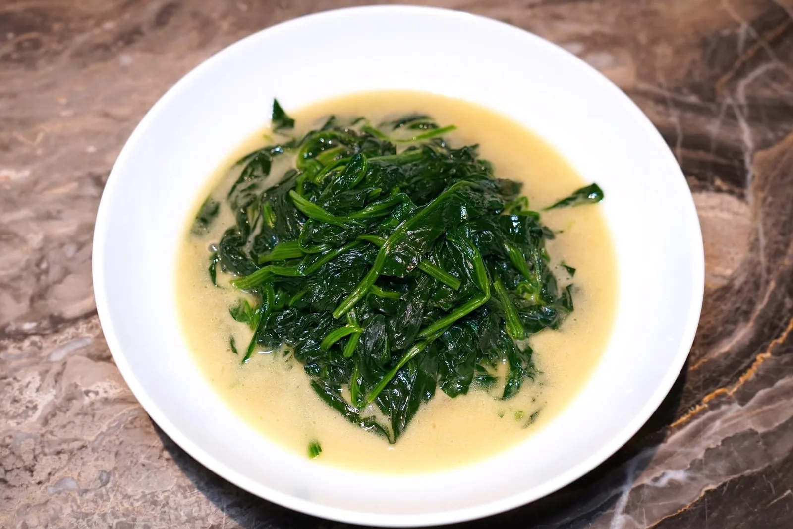 盐蒜高汤煮菠菜 (450++)Poached Chinese spinach, garlic brothผักโขมลวกในน้ำซุปกระเทียมผักโขมผ่านการลวกในน้ำซุปกระเทียมจนนุ่มละลายในปาก อโรมาของกระเทียมมีความบาลานซ์ รสชาติกลมกล่อม (15/20)