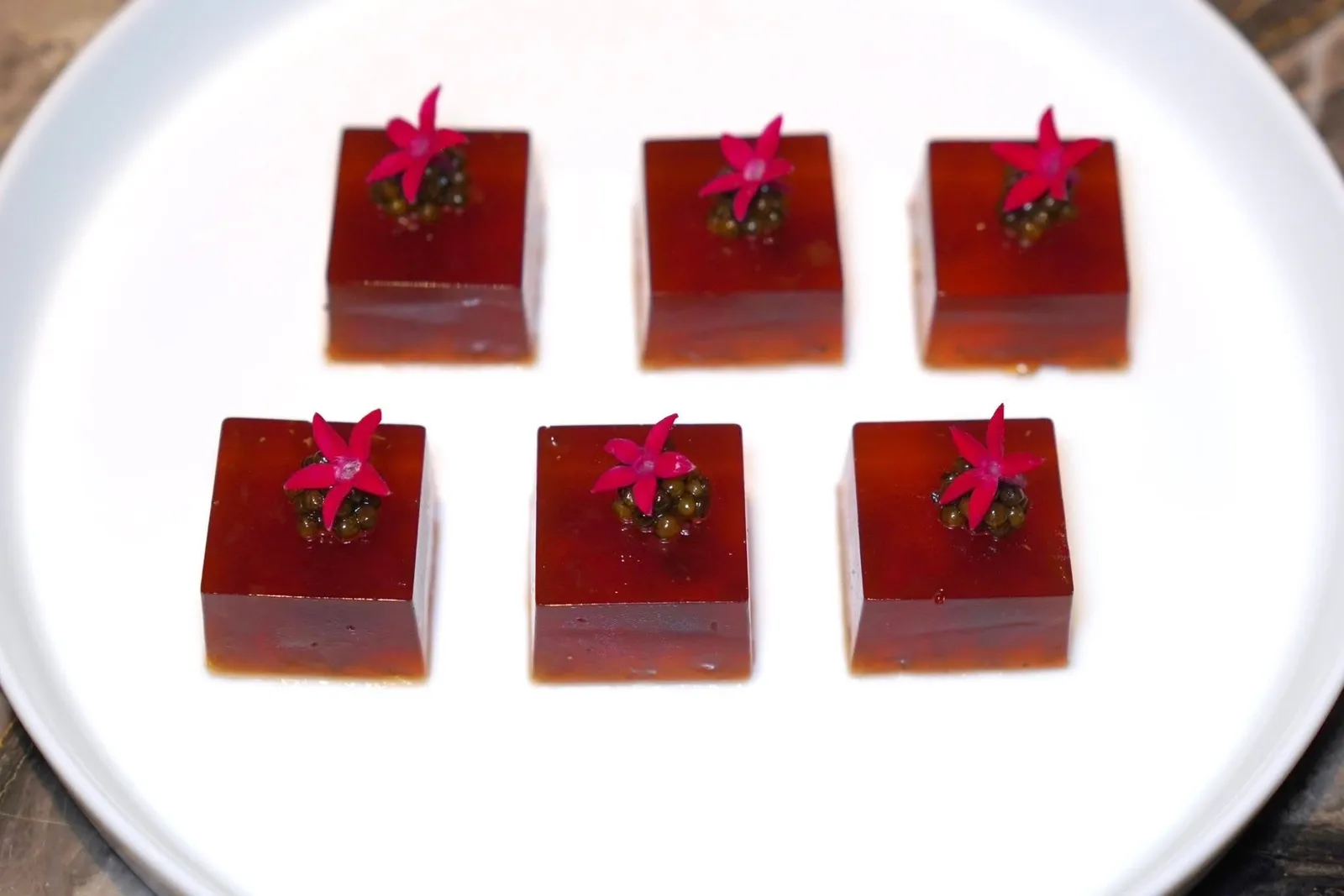 鱼子酱琥珀海蜇珊瑚冻 (1,200++)Amber jellyfish, coral aspic, caviar Perseus Oscietra N2แมงกะพรุนน้ำมันงาราดคาเวียร์เชฟผสมผสานน้ำซุป 2 อย่างคือน้ำสต๊อกไก่และน้ำสต๊อกหมูเข้าด้วยกันแล้วเคี่ยวเป็นระยะเวลานาน จากนั้นนำไปเตรียมเป็นเจลลี่นุ่มหนึบ เมื่อตักชิมจะพบกับความเปรี้ยว รวมไปถึงเนื้อสัมผัสกรึบเบา ๆ จากแมงกะพรุน ด้านบนท็อปด้วยคาเวียร์สร้างมิติความเค็มและอุมามิที่ลงตัว (15/20)