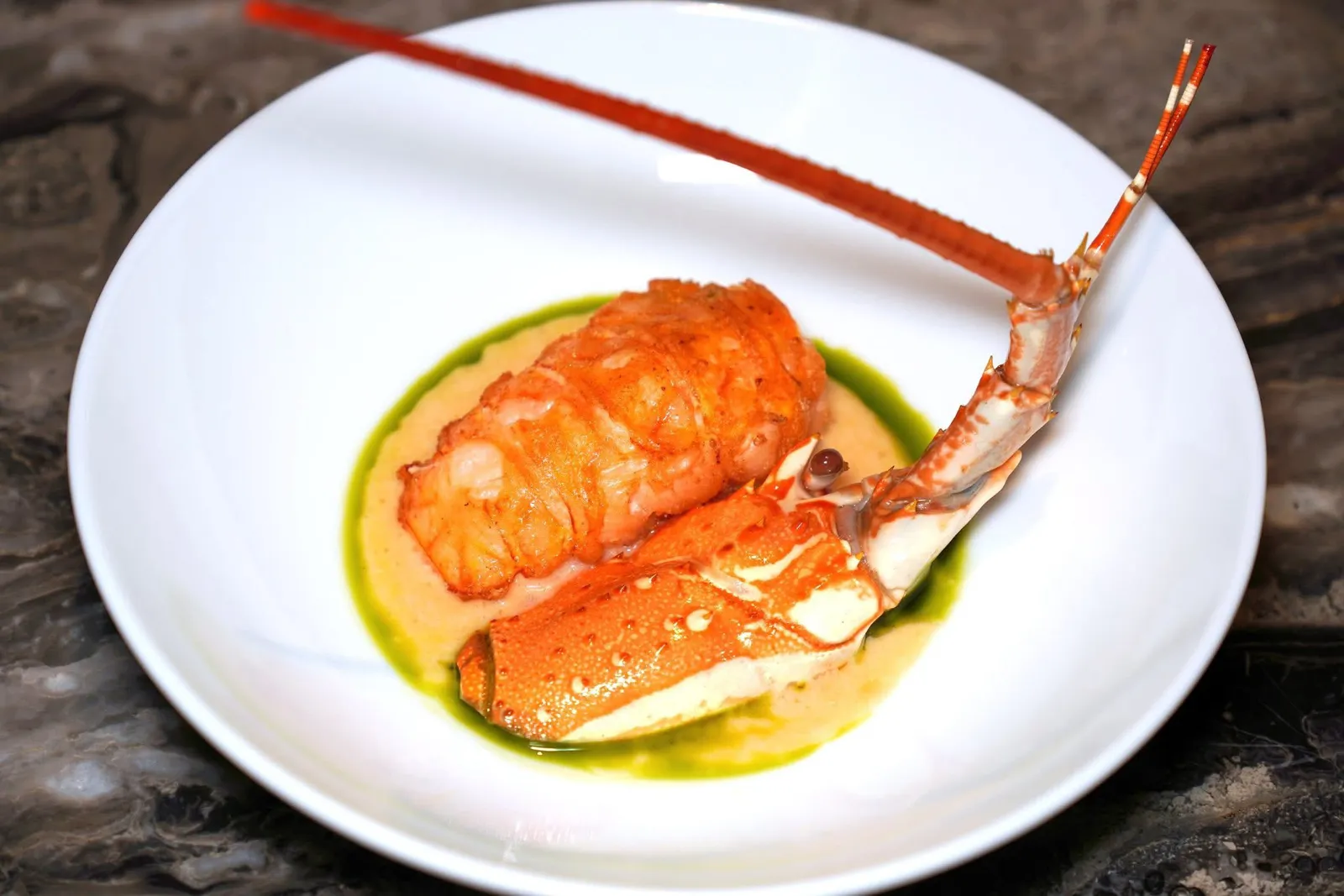 风范普吉岛小龙虾 (2,700++)Seared Phuket lobster, creamy garlic sauceกุ้งมังกรจากภูเก็ตย่างกับซอสกระเทียมเมนูที่สร้างชื่อให้กับเชฟเฟ่ยในประเทศจีนคือกุ้งมังกรจากภูเก็ตย่างจนสุกพอเหมาะ จากนั้นเสิร์ฟมากับซอสเนยกระเทียมที่มความครีมมี่ตัดด้วยความฉุนเยา ๆ ของน้ำมันต้นหอม (15/20)