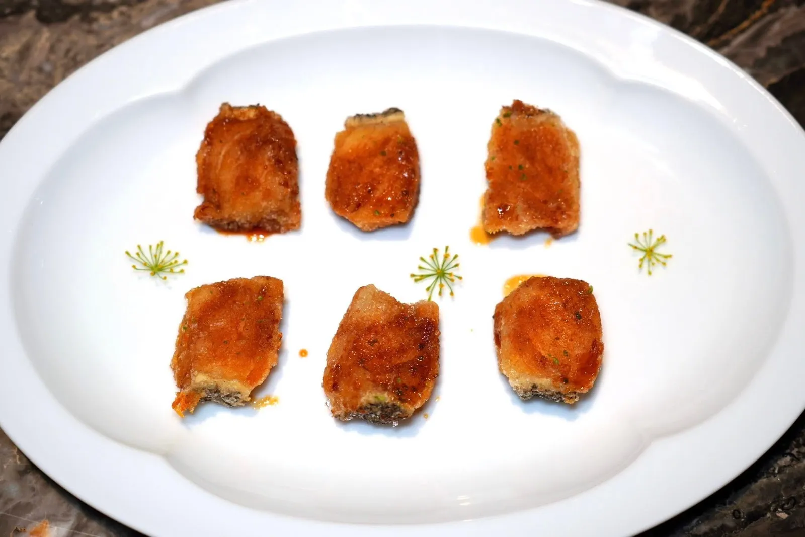 五香银鳕鱼 (1,250++)Deep-fried cod fish bites, five-spiceปลาหิมะทอดสมุนไพรห้าชนิดเริ่มต้นด้วยปลาหิมะที่ผ่านการทอดมาแบบเนื้อกรอบนอกฉ่ำใน ส่วนหนังไม่เหนียว นอกจากนี้ยังมีซอสสมุนไพรสร้างรสชาติที่มีความหลากหลายในคำเดียว (15/20)