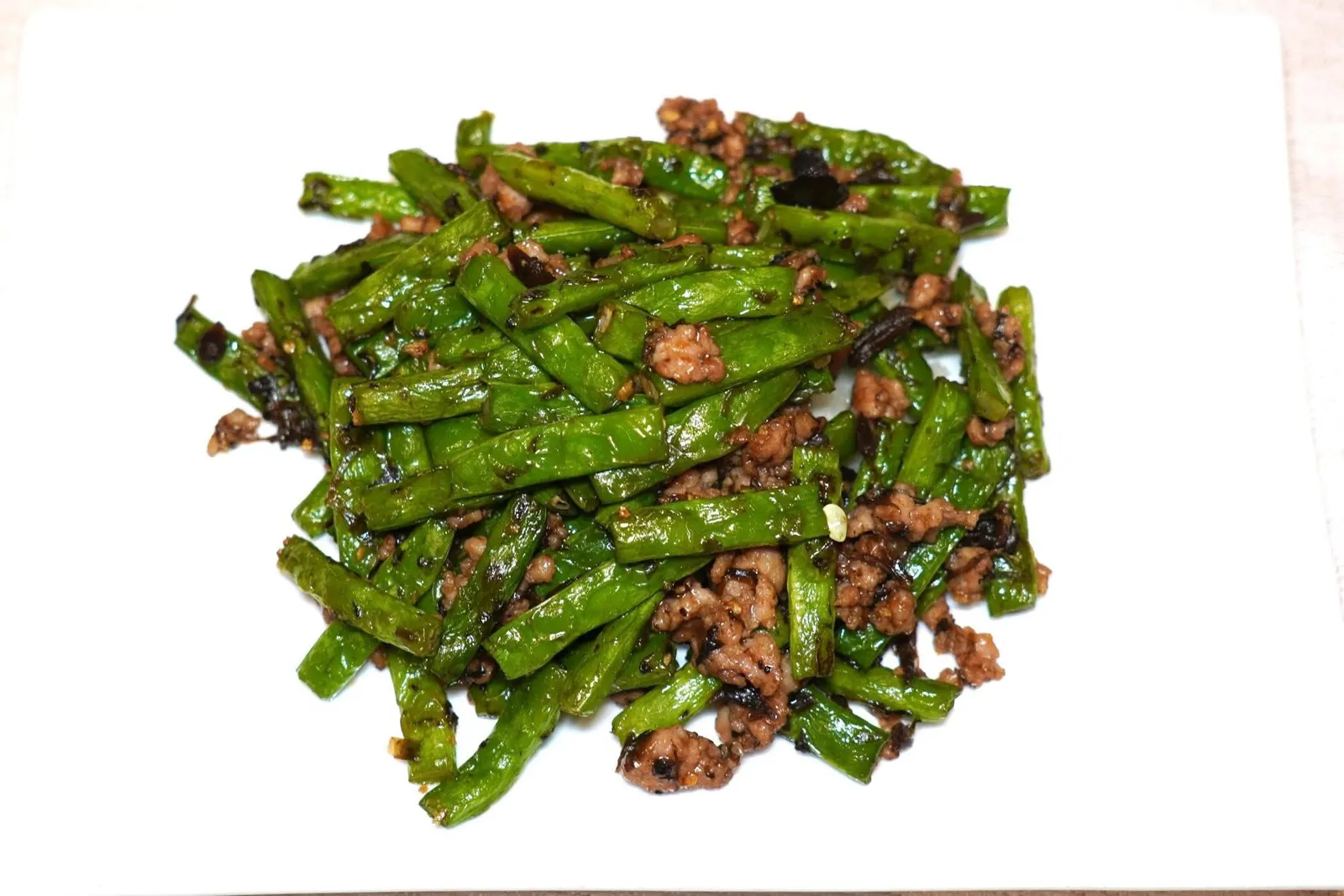 榄菜肉碎四季豆 (98 CNY+)Sautéed String Bean with Minced Pork & Preserved Black Olivesห้ามพลาดเมนูถั่วแขกที่ยังคงความกรอบเอาไว้ได้มาก เชฟผัดมาในไฟแรงจนมีกลิ่นหอมกระทะติดมาด้วย เนื้อหมูสับยังคงความนุ่มตัดกันจนเกิดเป็นมิติทางเนื้อสัมผัสขณะเคี้ยว ทั้งยังมีความหอมเฉพาะตัวของหนำเลี๊ยบช่วยเชื่อมแต่ละองค์ประกอบเข้าด้วยกัน (15/20)