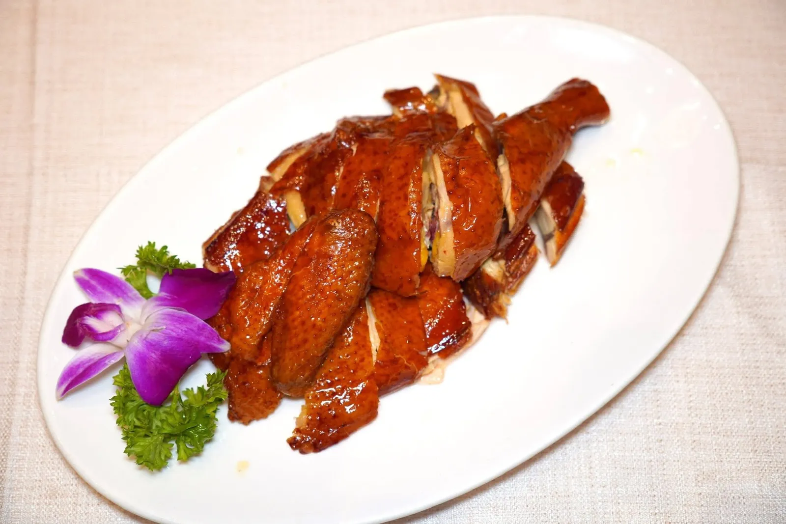 茶香烟熏鸡 (半只) (149 CNY+)Smoked Chicken with Tea Leaves (Half)ห้ามพลาดเมนูไก่ย่างหนังกรอบสูตรเด็ด เนื้อไก่นุ่ม ฉ่ำ ให้ความหอมของควันชาลอยแตะจมูกทันทีที่พนักงานยกมาเสิร์ฟ (15/20)