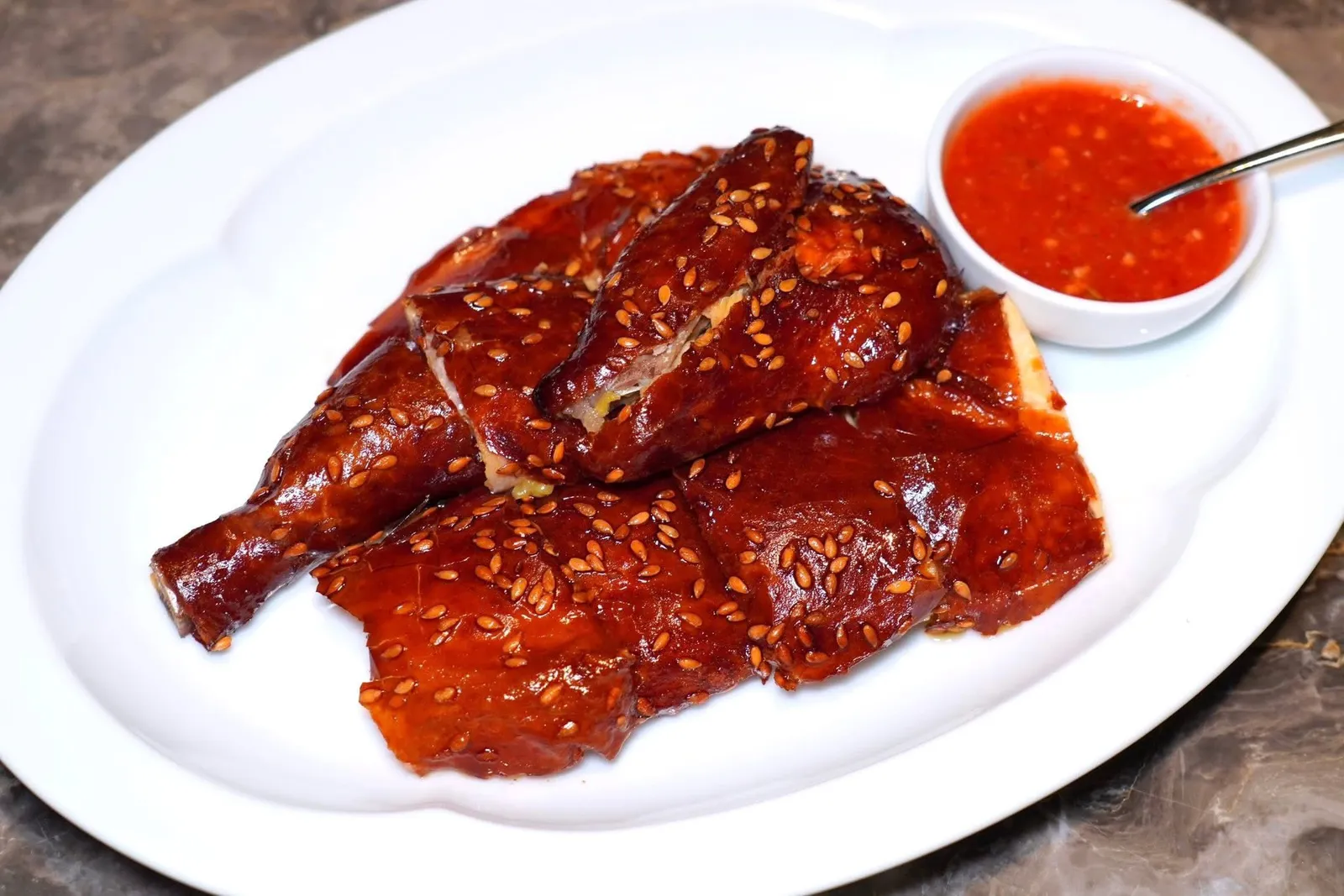 亚麻子脆皮烧鸡 (1,400++/Half)Crispy roasted chicken, flax seedsไก่ย่างเมล็ดแฟลกซ์หนึ่งเมนูขึ้นชื่อที่เชฟเฟยหยิบยกมาจากห้องอาหาร 2 MICHELIN Stars ของเขาในนครกว่างโจวคือไก่ Wenchang ที่มีจุดเด่นคือเนื้ออันนุ่มฉ่ำและหนังที่บางกรอบ นอกจากนี้ยังมีความหอมของเมล็ดแฟลกซ์อยู่ด้วย เราขอแนะนำให้เริ่มชิมรสชาติที่ผ่านการปรุงมาอย่างดีของไก่ก่อนที่จะลองจิ้มลงในซอสรสชาติจัดจ้าน (16/20)