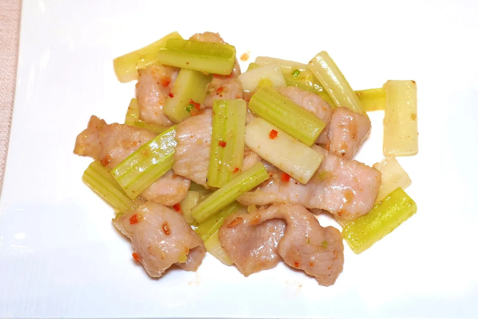 潮式炒猪颈肉 (148 CNY+)Sautéed Pork Collar in Teochew Styleสันคอหมูผัดมาในสไตล์แต้จิ๋ว รสชาติบาง ๆ ไม่จัดจ้าน (14/20)