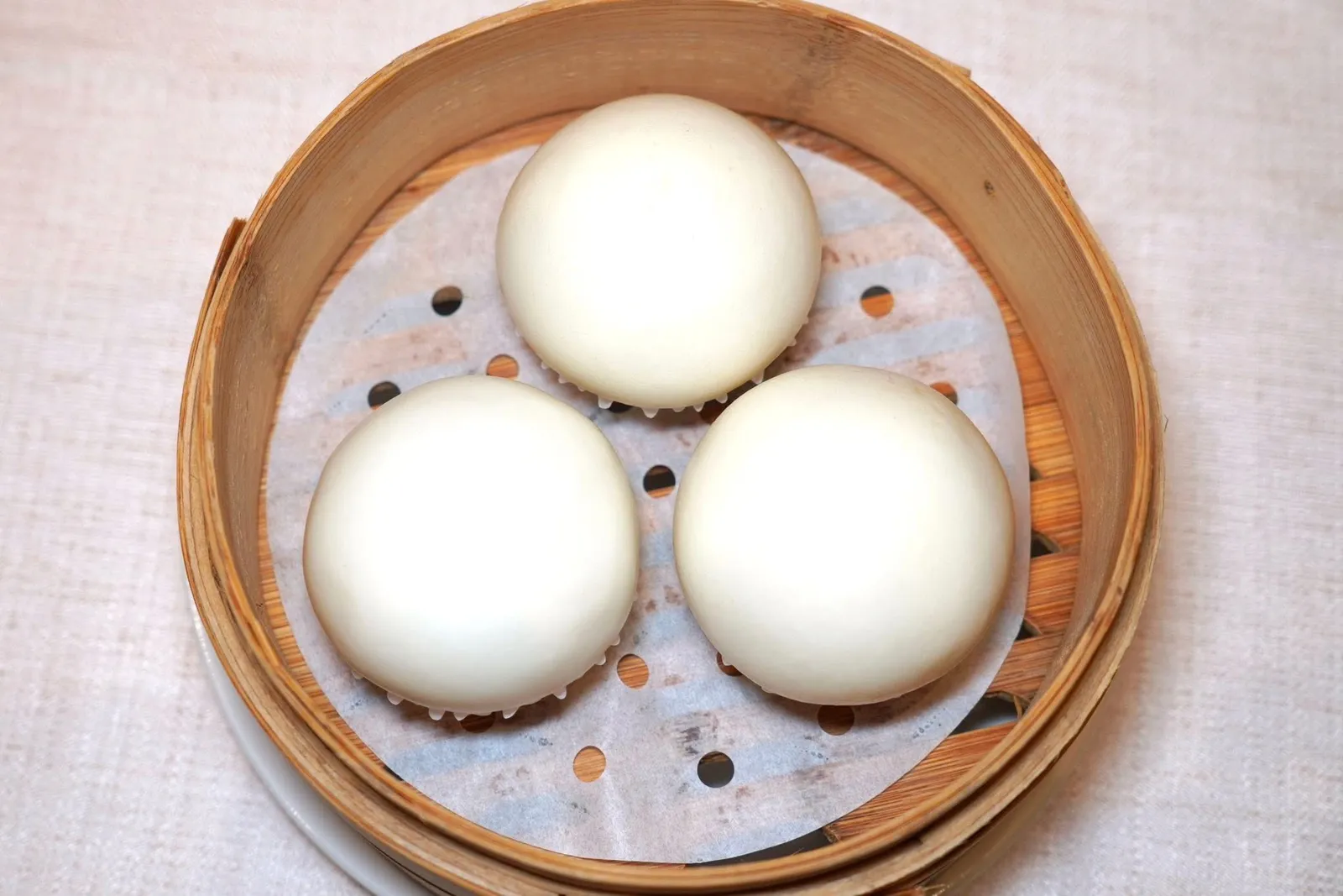 奶皇流沙包 (3粒) (36 CNY+)Steamed Custard Bun with Salted Egg Yolk (3 pcs)ในช่วงเย็นลูกค้ายังสามารถสั่งซาลาเปาคัสตาร์ดลาวาเสิร์ฟมาอุ่น ๆ ไม่ลวกปาก เนื้อแป้งนุ่ม เนียน ไส้ลาวาเยิ้ม หอม และเค็มเพียงเบา ๆ (15/20)