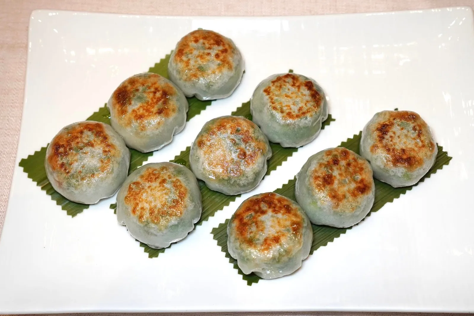香煎韭菜粿 (3 件) (33 CNY+)Pan-fried Chive Dumplingขนมกุยช่ายเตรียมออกมาได้อย่างไร้ที่ติ แป้งมีความบาง นุ่ม หนึบ ไม่เหนียว ไม่อมน้ำมัน ไส้ผักด้านในกรอบนอก ฉ่ำใน เคี้ยวง่าย สุดยอดมาก ๆ (15/20)