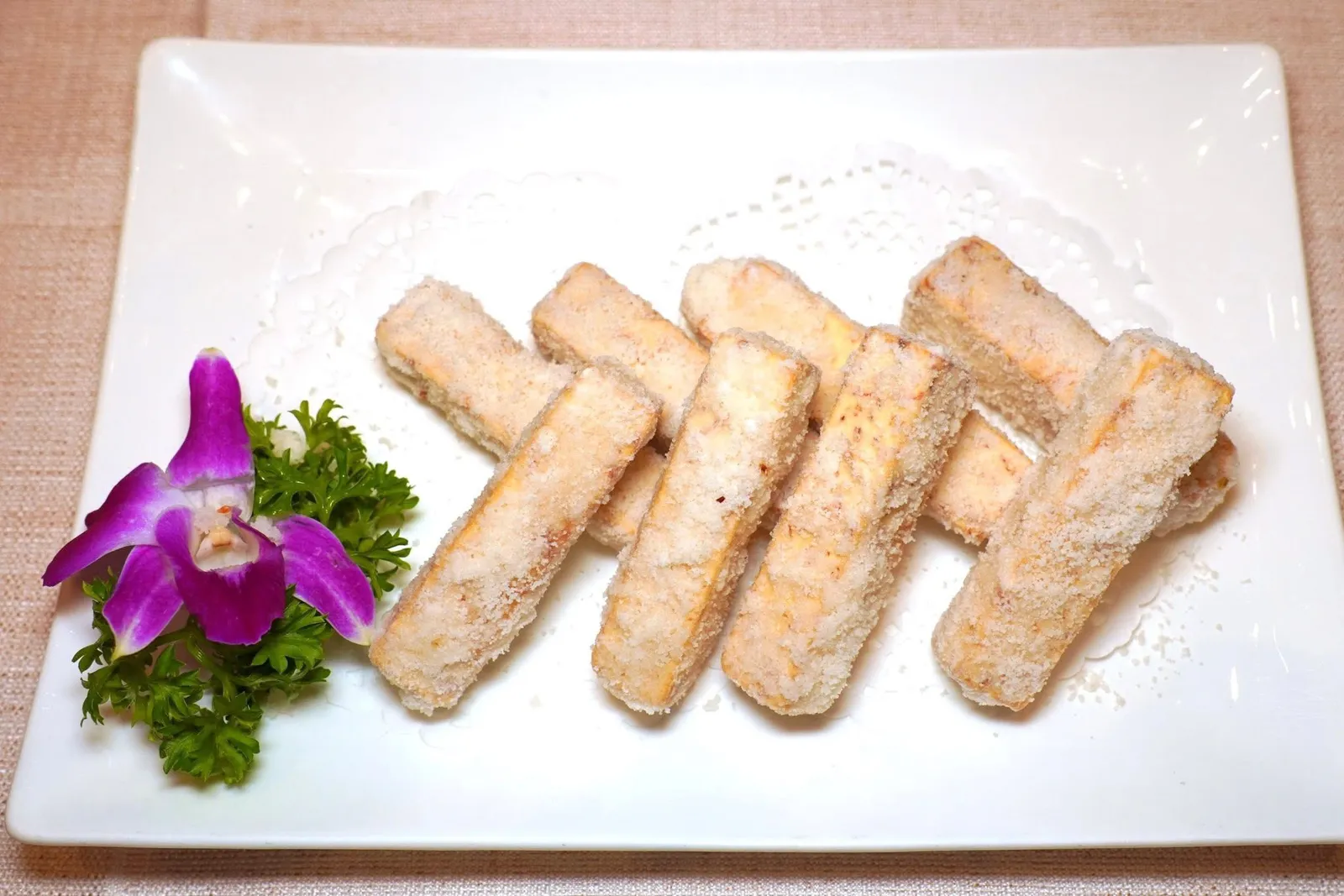 反沙芋条 (128 CNY+)Deep-fried Taro with Sugarเผือกหิมะหั่นและทอดมาอย่างดี เนื้อสัมผัสมีความเฟิร์ม เคี้ยวง่ายและไม่อมน้ำมัน น้ำตาลที่โรยล้อมมาด้านนอกละลายในปากได้โดยง่ายให้รสชาติอันหวานพอเหมาะ (14/20)