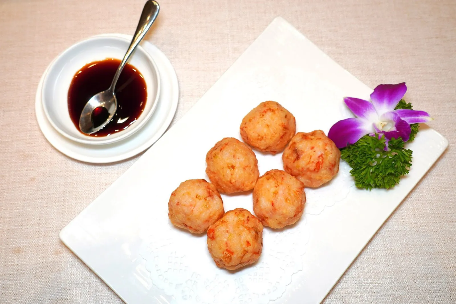 干炸虾枣 (238 CNY+)Deep-fried Minced Prawn Ballลูกชิ้นกุ้งชิ้นโตอัดแน่นด้วยเนื้อกุ้งแน่น ๆ ร้อน ๆ เคี้ยวได้เต็มปากเต็มคำ ทางร้านเสิร์ฟมากับน้ำจิ้มหวานเข้ากันได้ดี (15/20)