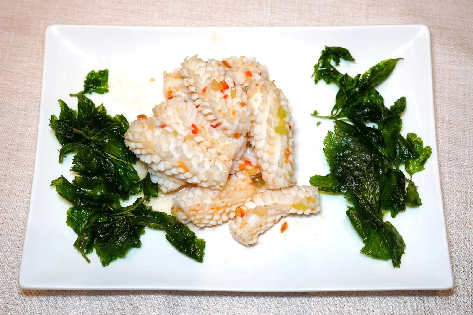 潮式油泡鲜鱿 (158 CNY+)Sautéed Squid in Teochew Styleหมึกผัดมาได้นุ่มหนึบในสไตล์แต้จิ๋วแท้ ๆ ไม่เหนียว รสชาติมีความโดดเด่นแต่ไม่จัดจ้าน (15/20)