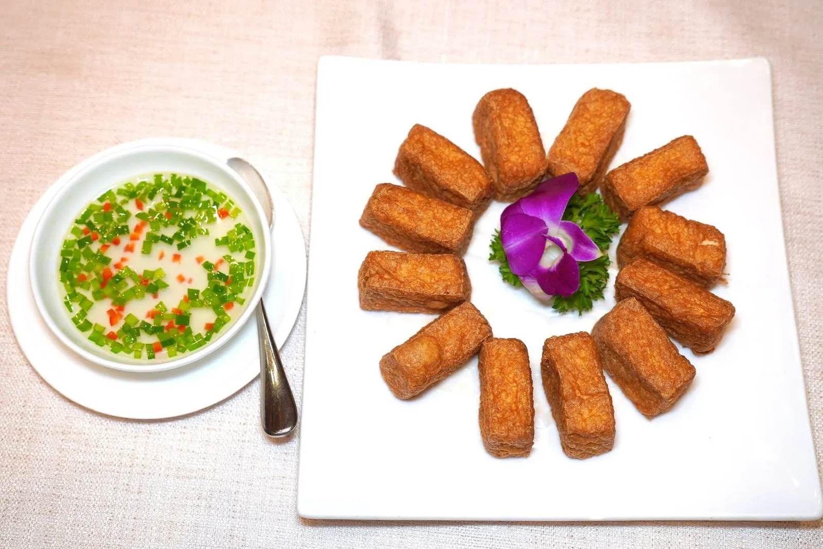 酥炸盐水豆腐 (68 CNY+)Deep-fried Crispy Salted Beancurdเต้าหู้ทอดมีผิวบาง เนื้อด้านในนุ่มละมุน ส่วนซอสที่เสิร์ฟมารสชาติไม่โดดเด่นนัก (14/20)