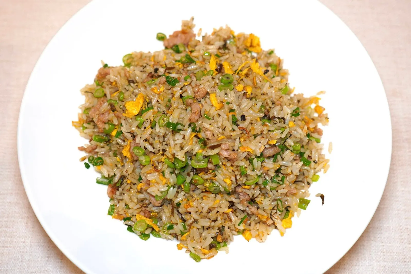 榄菜肉碎炒饭 (118 CNY+)Fried Rice with Minced Pork & Preserved Black Olivesข้าวผัดด้วยไฟแรงจนหอมกลิ่นกระทะจนร่วน ไม่อมน้ำมัน ทั้งยังหอมกลิ่นหนำเลี๊ยบซึ่งมีรสชาติเค็มเบา ๆ เข้ากันกับความนุ่มของหมูสับและผักซอยกรอบ ๆ ได้ไร้ที่ติ (16/20)
