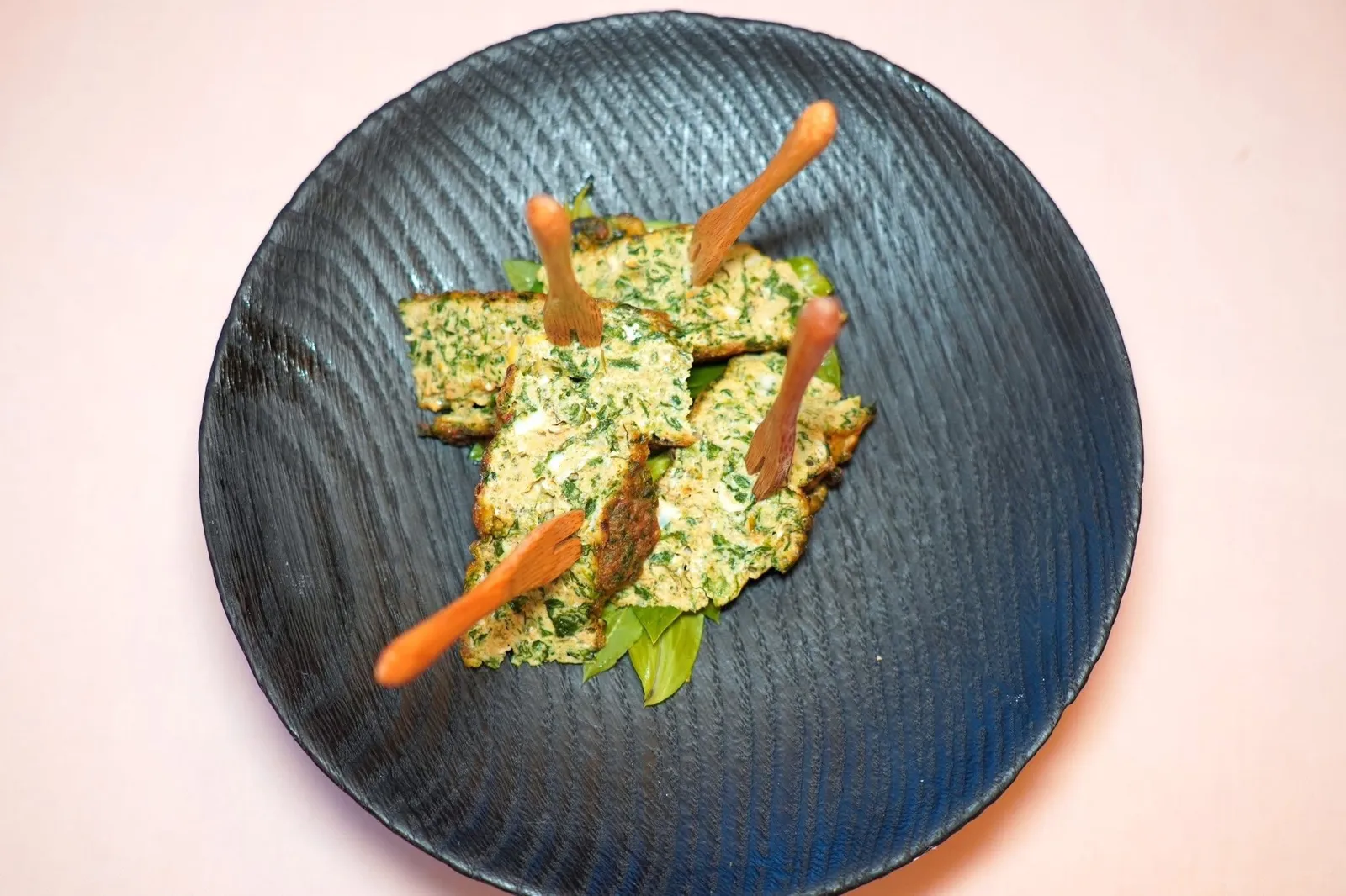 Welcome SnacksFrittata มีลักษณะเป็นไข่ Omelette ที่มีอโรมาหอม ๆ ของสมุนไพรป่าตามฤดูกาล เนื้อสัมผัสของคำนี้ชวนนึกถึงไข่ชะอมแบบไทยได้เหมือนกัน (14/20)