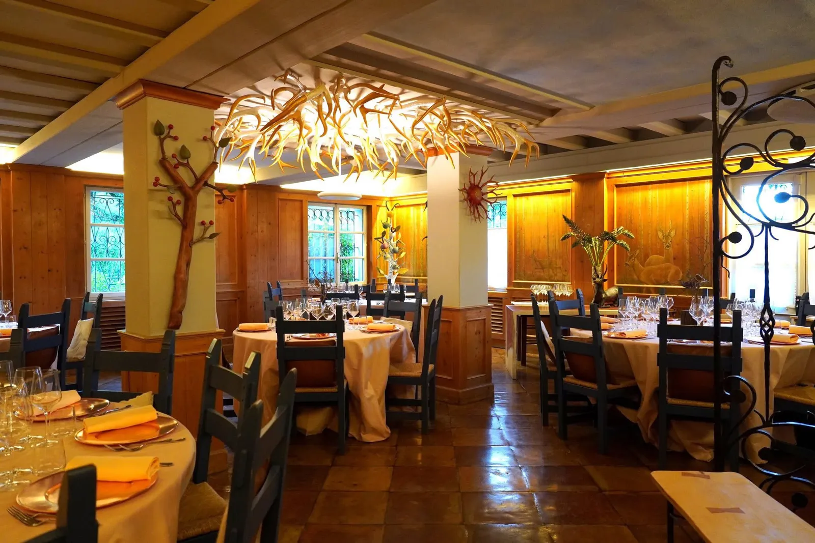 ภายในห้อง Hunting Room มีผนังไม้ Boiserie ดั้งเดิมที่ตกแต่งเพิ่มเติมโดย Stefano Ornella มองเห็นเป็นเหล่าฝูงกวางน้อยในป่าใหญ่ นอกจากนี้ยังมีต้นไม้จำลองจากผลงานประติมากรรมของคุณ Giorgio Benedetti ประดับไว้ตามจุดต่าง ๆ เช่นกัน