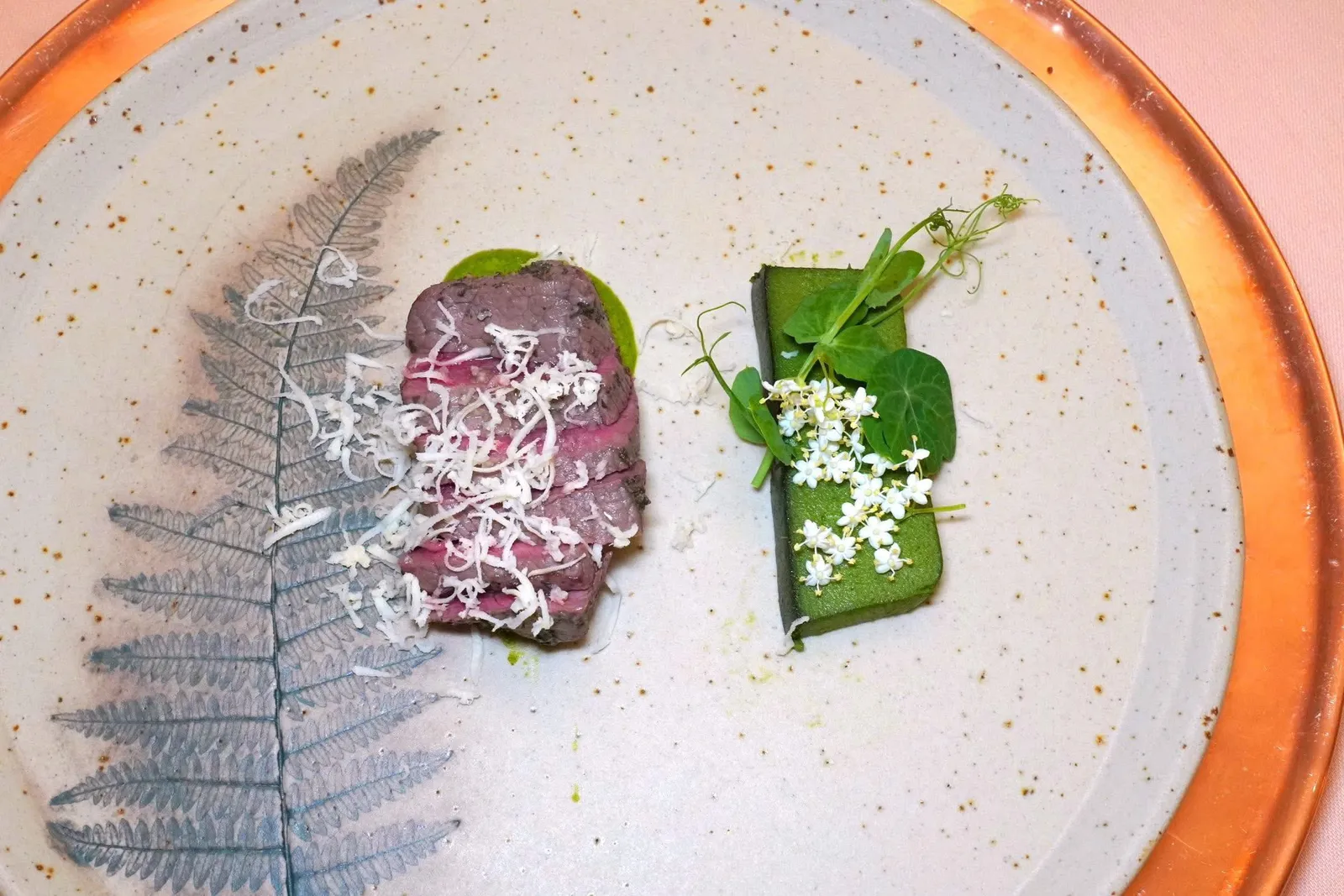 The Boiled Meat you do not ExpectDeer blanched in a spiced broth, the nettle flan, the green sauce and the horseradish.เนื้อกวางที่ผ่านการลวกในซุปเครื่องเทศเพื่อเพิ่มความจัดจ้าน เชฟเสริมด้วยซอสฮอร์ชแรดิชรสเผ็ดรวมไปถึงฮอร์ชแรดิชขูดฝอย ข้างกันคือ Flan เนื้อละมุนที่มีความเขียวจาก Nettle และอโรมาจากดอก Elderflower (15/20)