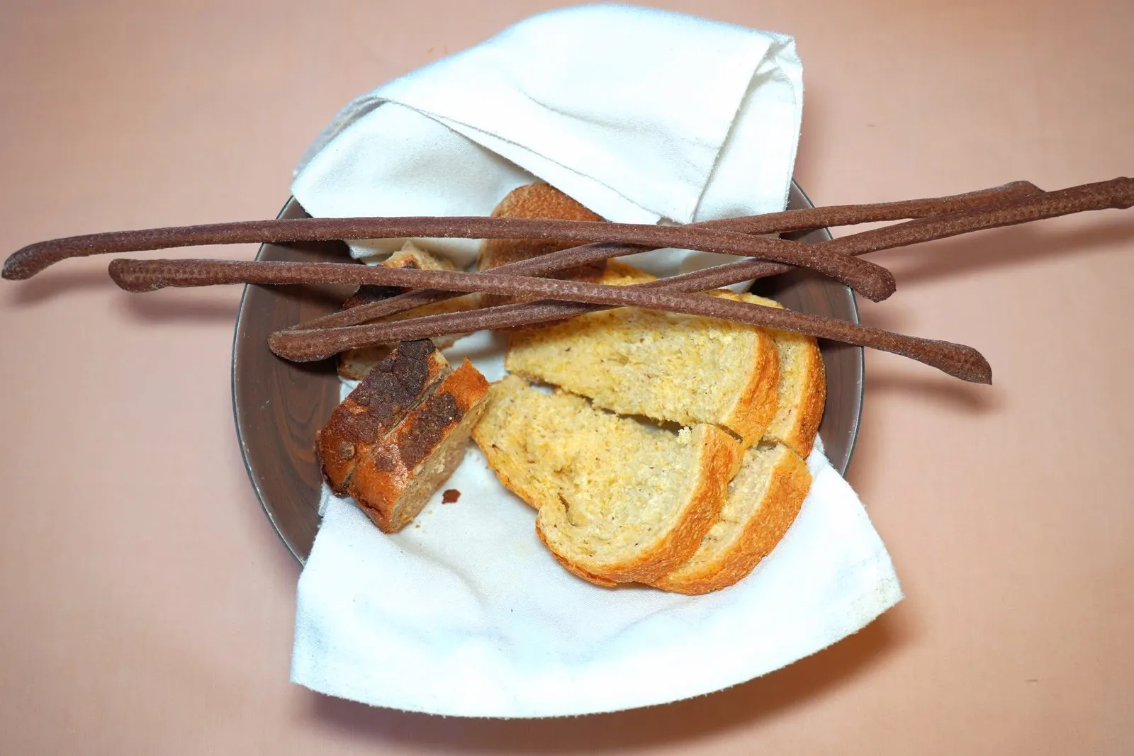 Breadจากนั้นพนักงานจะนำตะกร้าขนมปังมาวางเอาไว้สำหรับ Sharing