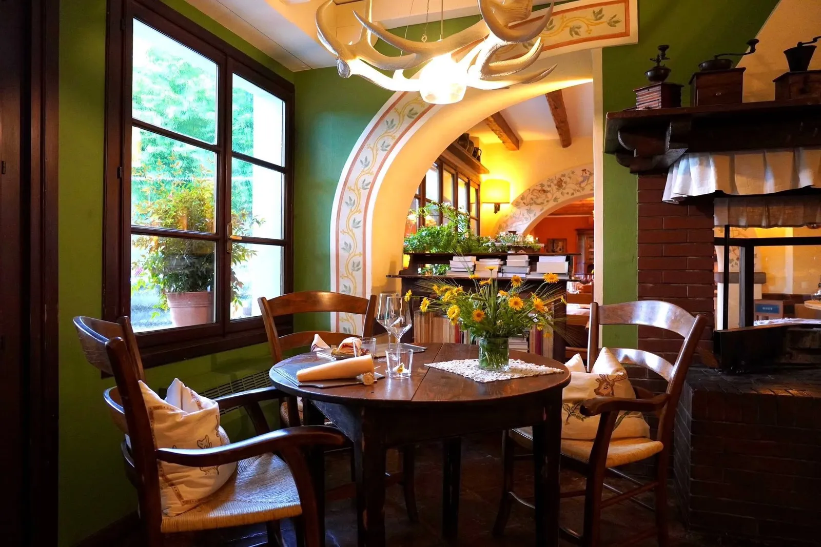 Trattoria al Cacciatore ได้รับการตกแต่งในสไตล์ Rustic ชวนนึกถึงบ้านชนบท Friuli ยุคเก่า