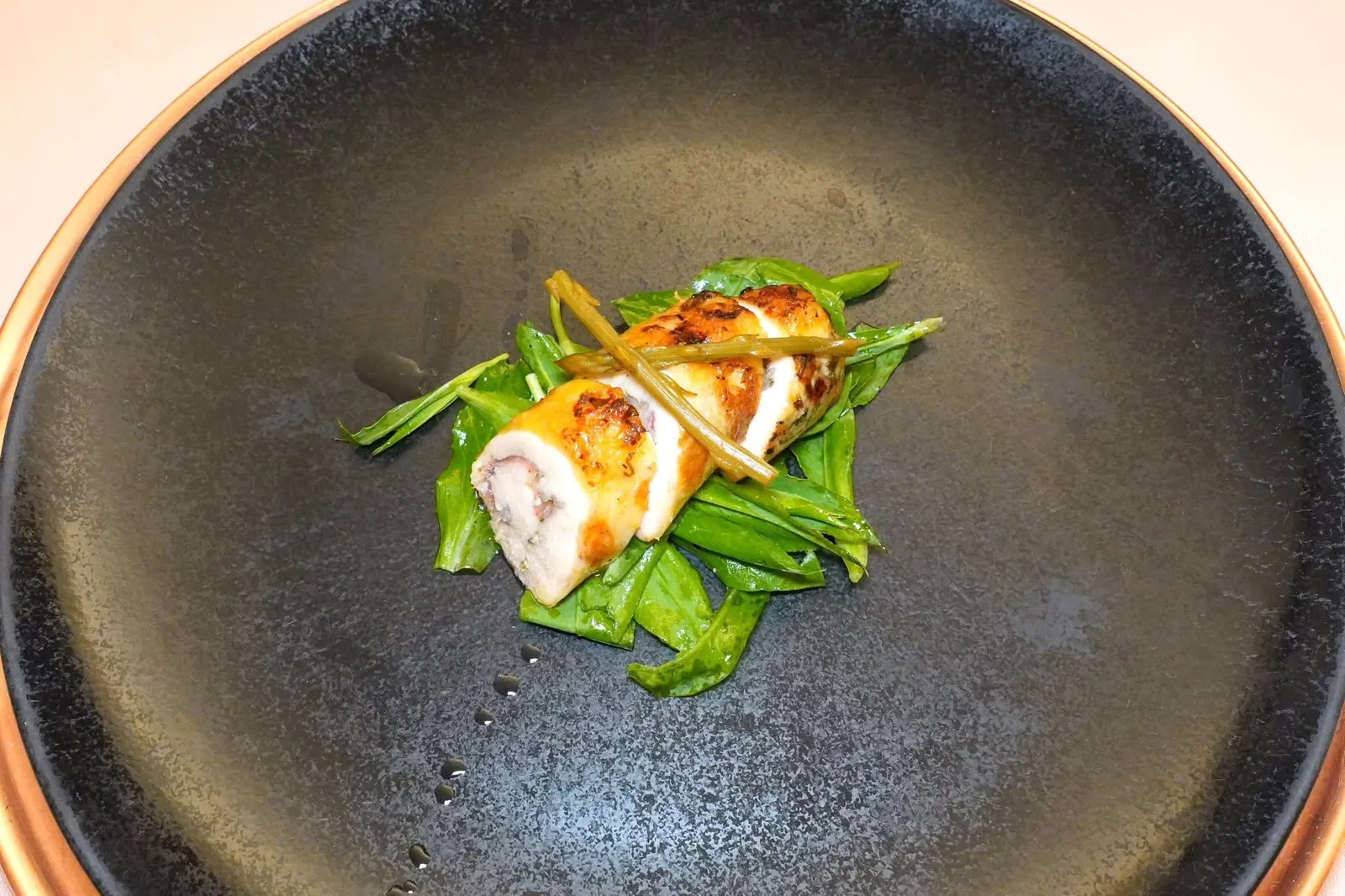 The Guinea-fowl and the PorkThe breast rolled and grilled, salad of 'sclopit' and wild asparagus in honey and vinegar.ไก่ต๊อกส่วนอกม้วนแล้วย่างจนสุกกำลังดีจับคู่กับรสชาติของ Lardo หรือไขมันหมู ด้านล่างคือสลัดของพืช Sclopit หรือ Silenus นอกจากนี้ยังมีหน่อไม้ฝรั่งป่าที่ผ่านการดองในน้ำส้มสายชูและน้ำผึ้งเพื่อตัดรสชาติกัน (14/20)