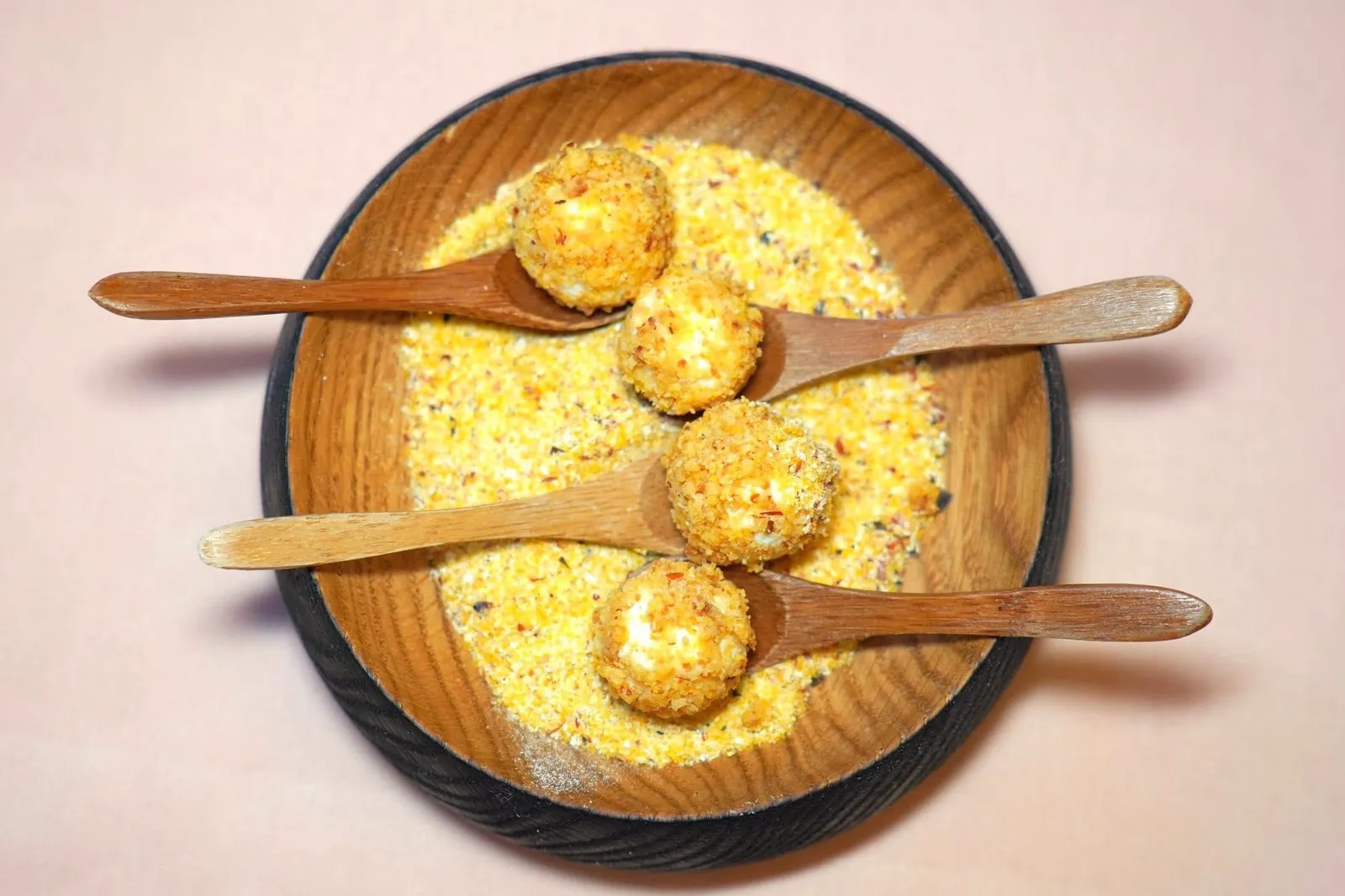 Welcome Snacksชีส Salted Ricotta ทรงบอลให้รสฝาดเบา ๆ คลุกเคล้ากับข้าวโพด Polenta (14/20)