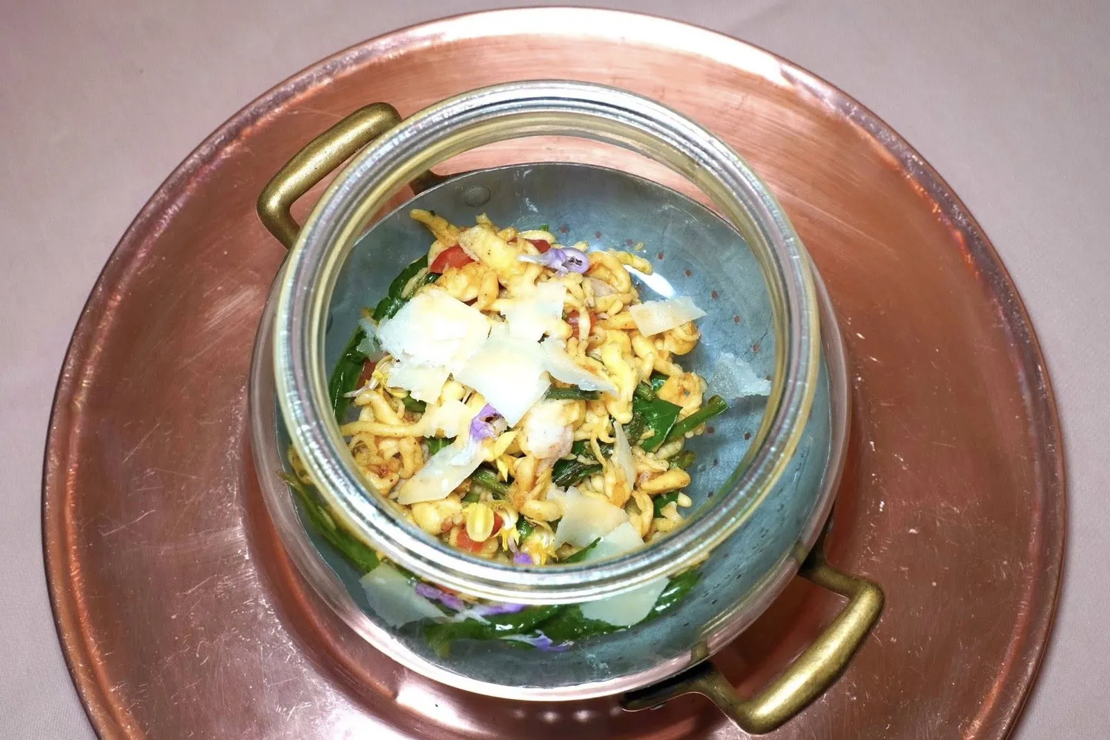 The “Grini”, crumbles of Dropped PastaThe first sprouts from the flowered fields, the rabbit and the edible flowers.Grini เป็นพาสต้าแบบหมี่เส้นเล็กคล้ายกันกับ Spätzle ต้มจนสุกให้เนื้อสัมผัสนุ่มหนึบ เชฟเสิร์ฟมากับพืชตระกูล Sprouts มะเขือเทศ เนื้อกระต่าย หอยทาก และดอกไม้รับประทานได้ (15/20)