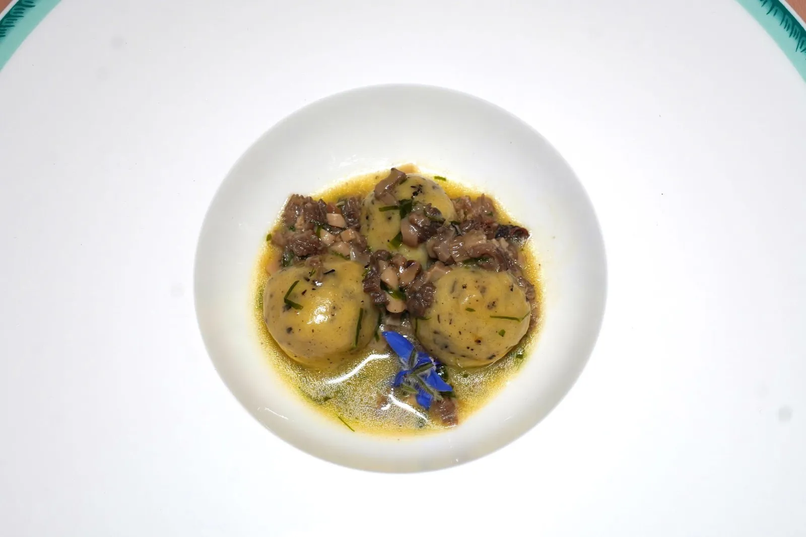 Clouds of Potato and MorelsSoft gnocchi filled with duck foie gras, morels and wild garlic.Gnocchi มันฝรั่งยัดไส้ด้านในด้วยปาเต๊ะฟัวกราส์ตับเป็ด รอบ ๆ คือเห็ดมอเรลและกระเทียมป่าสร้างอโรมาที่หอมโดดเด่น (14/20)