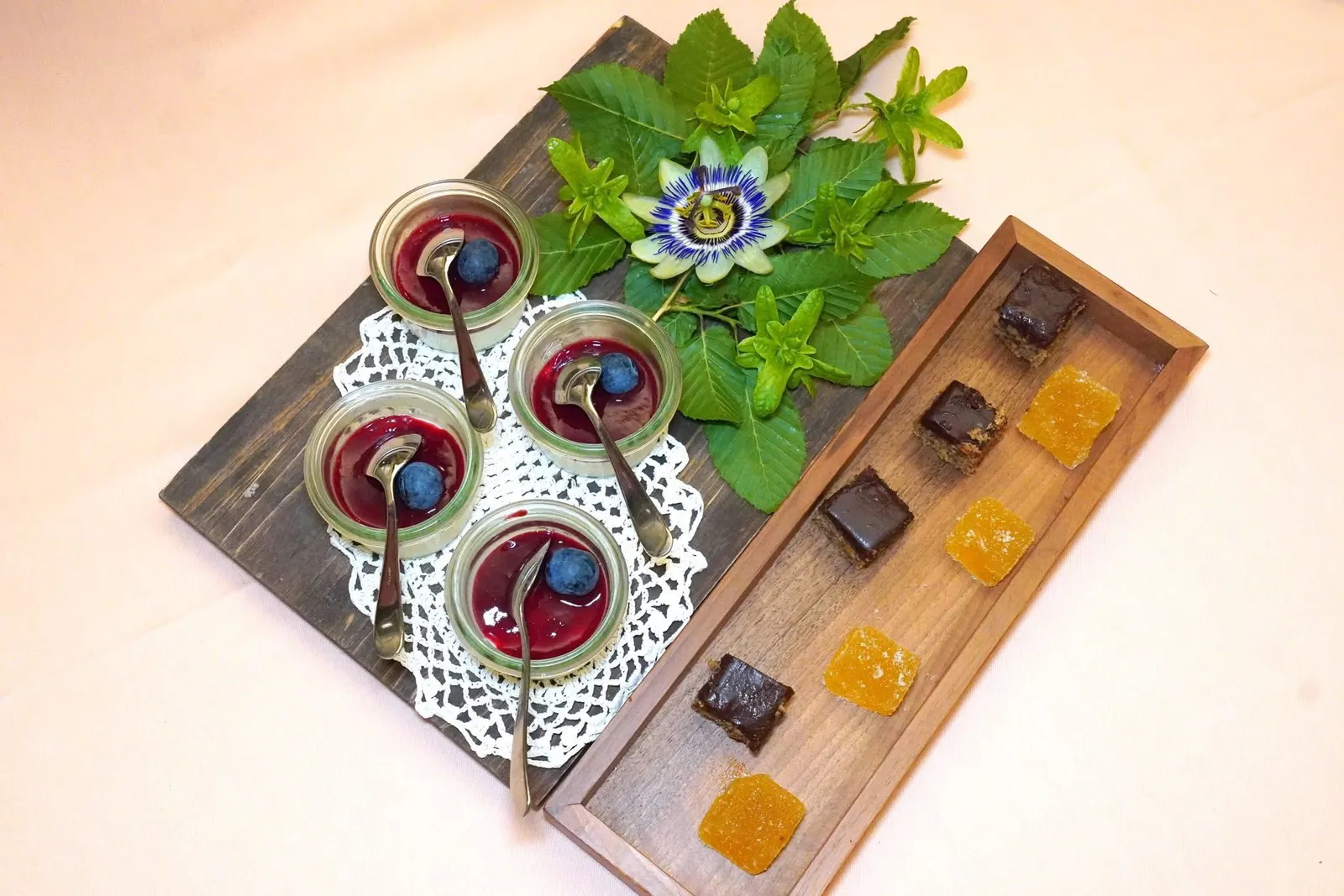 Mignardisesของหวานจิ๋วประกอบไปด้วย Elderflower Mousse with wild berry sauce and fresh blueberry, Biscuit with orange and chocolate และ Jelly with orange juice and vanilla