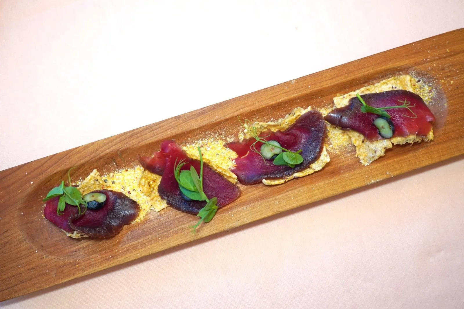 Welcome Snacksเนื้อกวางแล่เป็นชิ้นบาง ๆ แบบ Carpaccio เสิร์ฟมาบนแผ่นข้าวโพด Polenta กรอบ ๆ ด้านบนคือไม้เลื้อย Bean Sprouts และผลบลูเบอร์รี่ฝานครึ่งให้รสชาติหวานที่มีมิติ (14/20)