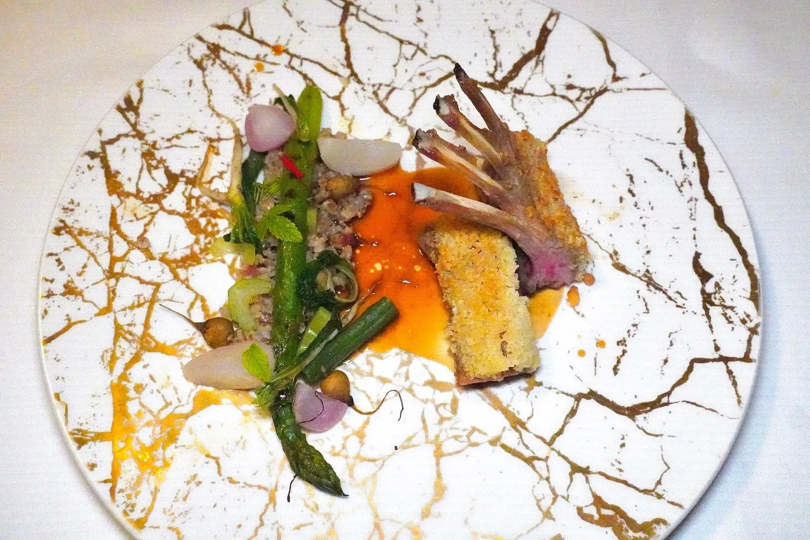 Heimisches Lammkarree - Gerste - grüne Spargeln- Brokkolini (38 €)Roasted saddle of local lamb - barley - green asparagus - broccoliniเนื้อซี่โครงลูกแกะเสิร์ฟมากับครัวต์กรอบ ๆ อีกฝั่งหนึ่งคือบลอคโคลินี่ หน่อไม้ฝรั่งเขียว และบาเลย์ (14/20)