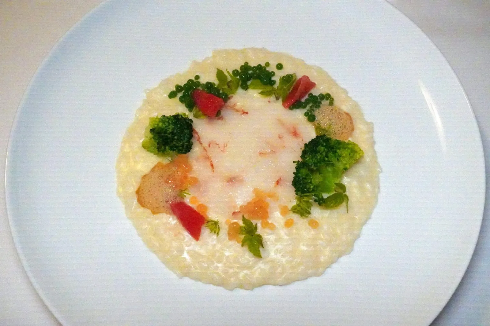 Risotto - Garnelencarpaccio - Pampelmuse - Petersilie - Broccoli (25 €)Risotto - prawn carpaccio - grapefruit - parsley - broccoliข้าวรีซอตโต้สุกพอเหมาะ เชฟเสิร์ฟมากับเนื้อกุ้งแล่บาง ๆ เป็น Carpaccio นอกจากนี้ยังมีชิ้นบลอคโคลี่สร้างความกรอบรวมไปถึงเกรปฟรุตสร้างรสเปรี้ยวที่เข้ากันกับความหวานของเนื้อกุ้ง (15/20)