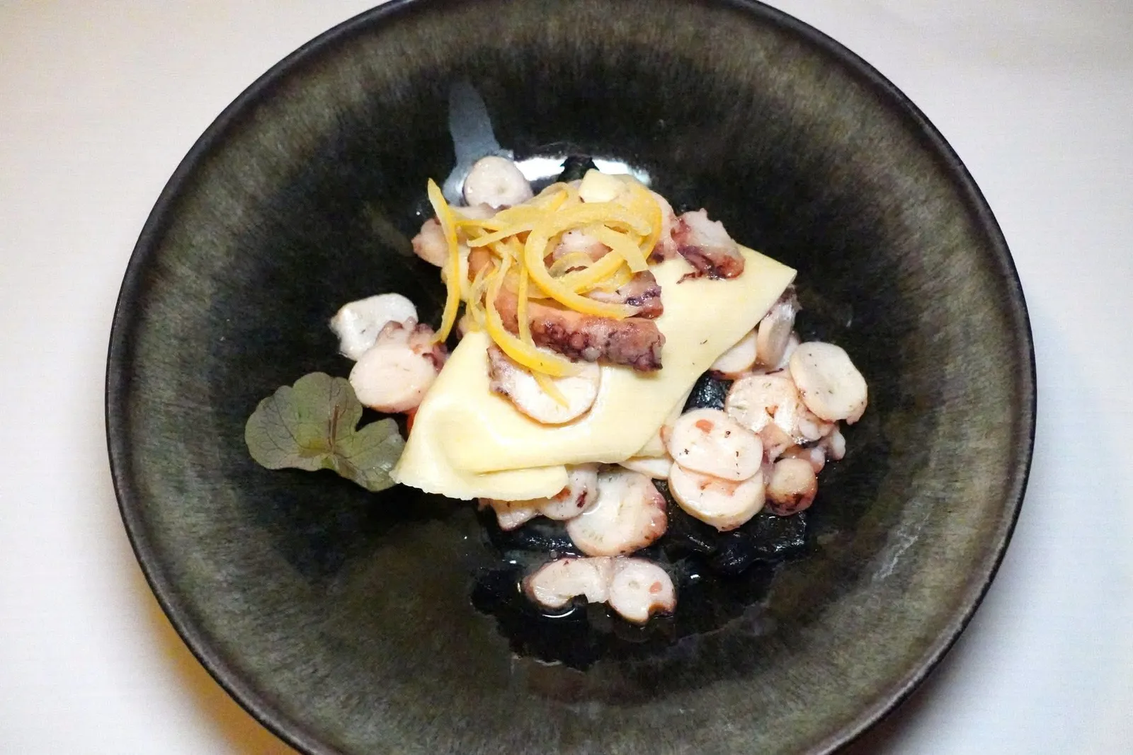 Zitronen- Tintenfisch Lasagnette mit gebratenem Oktopus (25 €)Lemon - cuttlefish lasagette with roasted octopusแผ่นลาซาญญาที่เชฟเตรียมมาโดยใช้ส่วนผสมของหมึกกระดองให้เนื้อสัมผัสที่โดดเด่น ในจานยังมีหนวดหมึกยักษ์ย่างหั่นเป็นแว่น ๆ และผิวเลมอนสร้างความเปรี้ยวและอโรมาหอม ๆ ที่กลมกล่อม (15/20)