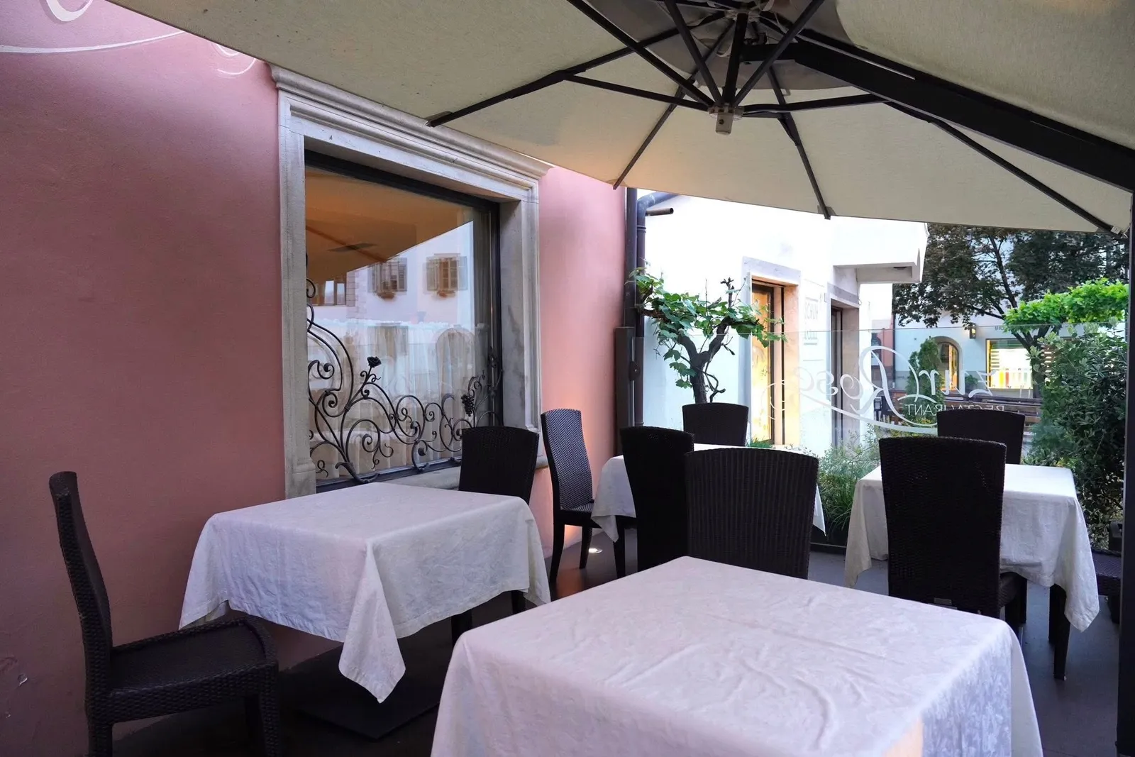 ทางร้านยังจัดโซน Outdoor Seating เอาไว้รองรับลูกค้าในช่วงที่อากาศดีอีกด้วย