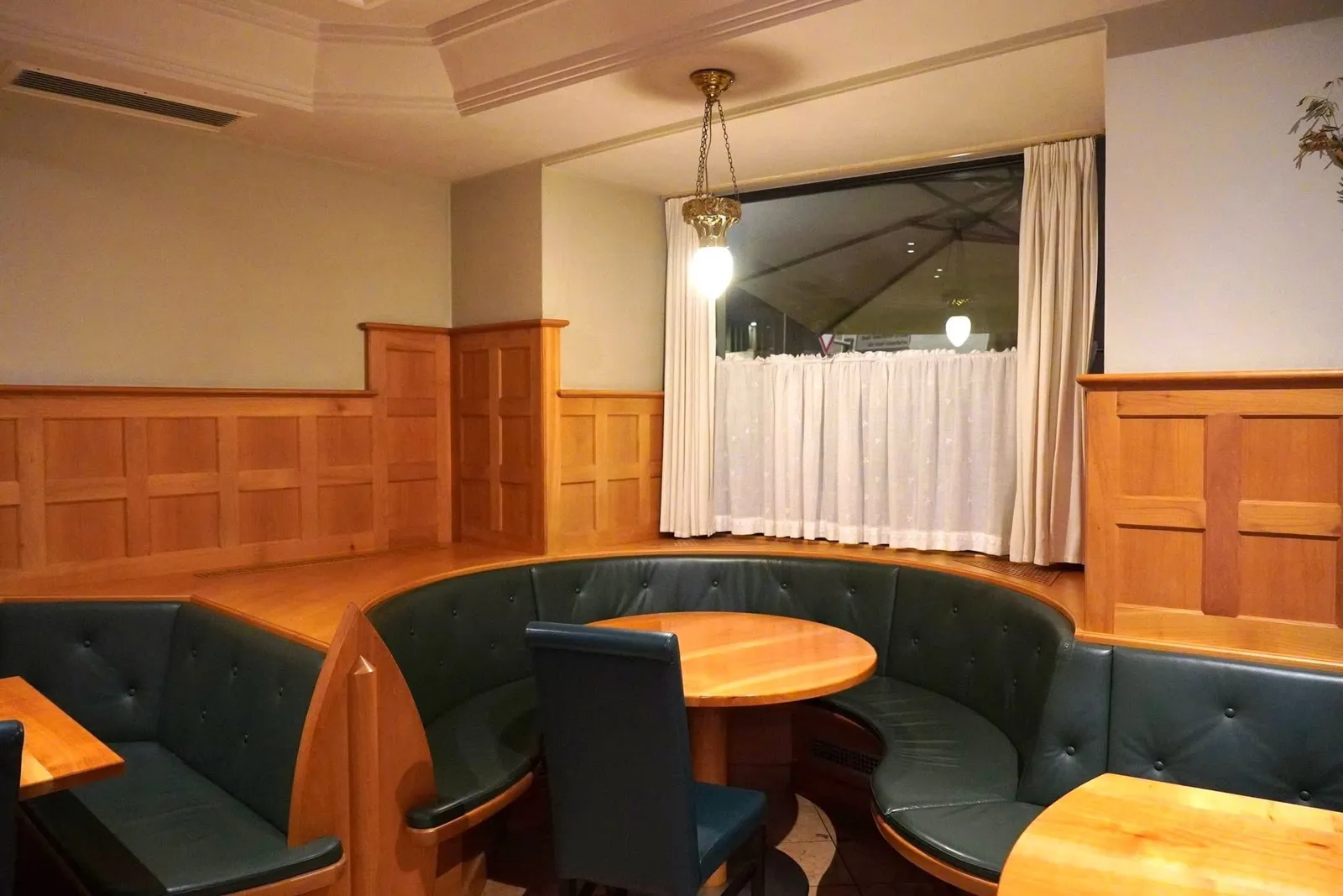 ห้องรับประทานอาหารหลักแบ่งออกเป็นห้องเล็ก (Vaulted Room) บุด้วยไม้หลายห้องพร้อมกับมีหลังคาโค้ง (Vaulted Ceilings) ตามแบบสถาปัตยกรรมโบราณ