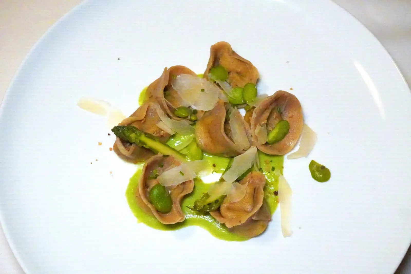 Schüttelbrotravioli - grüne Spargeln - Saubohnen (25 €)Farmer bread ravioli - green asparagus - broad beansราวิโอลีโฮมเมดที่เตรียมมาจากขนมปังชาวนา Schüttelbrot ด้านในคือครีมถั่ว Broad Beans ด้านนอกคือหน่อไม้ฝรั่งเขียวกลถ่มสุดท้ายที่สามารถจัดเสิร์ฟได้ก่อนจะเปลี่ยนไปเข้าฤดูร้อน (14/20)