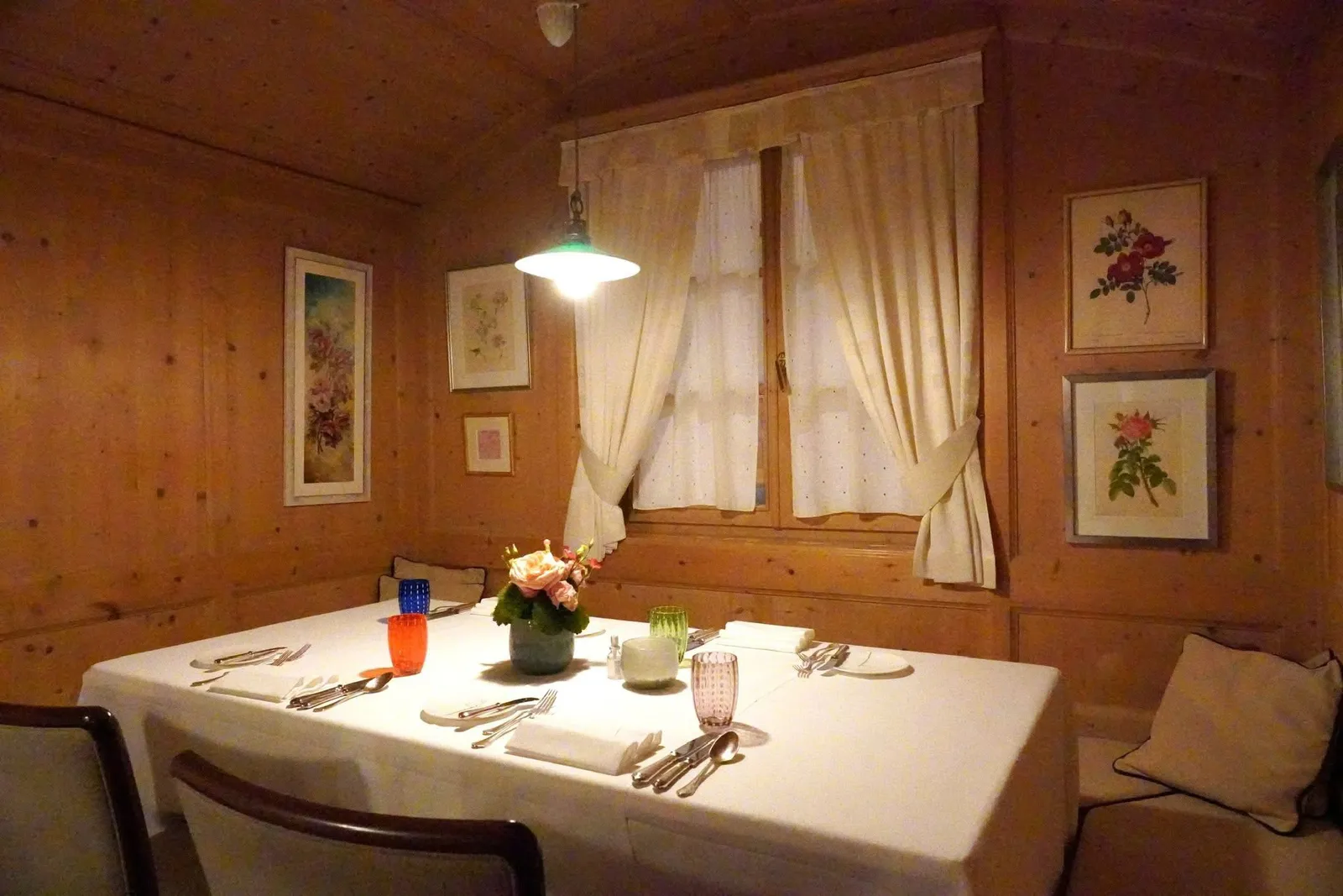 ตัวร้านมีทำเลตั้งอยู่บนนถนนคนเดินในย่าน San Michele/Appiano ซึ่งเป็นส่วนหนึ่งของเส้นทางประวัติศาสตร์ Südtiroler Weinstraße (South Tyrol Wine Route)