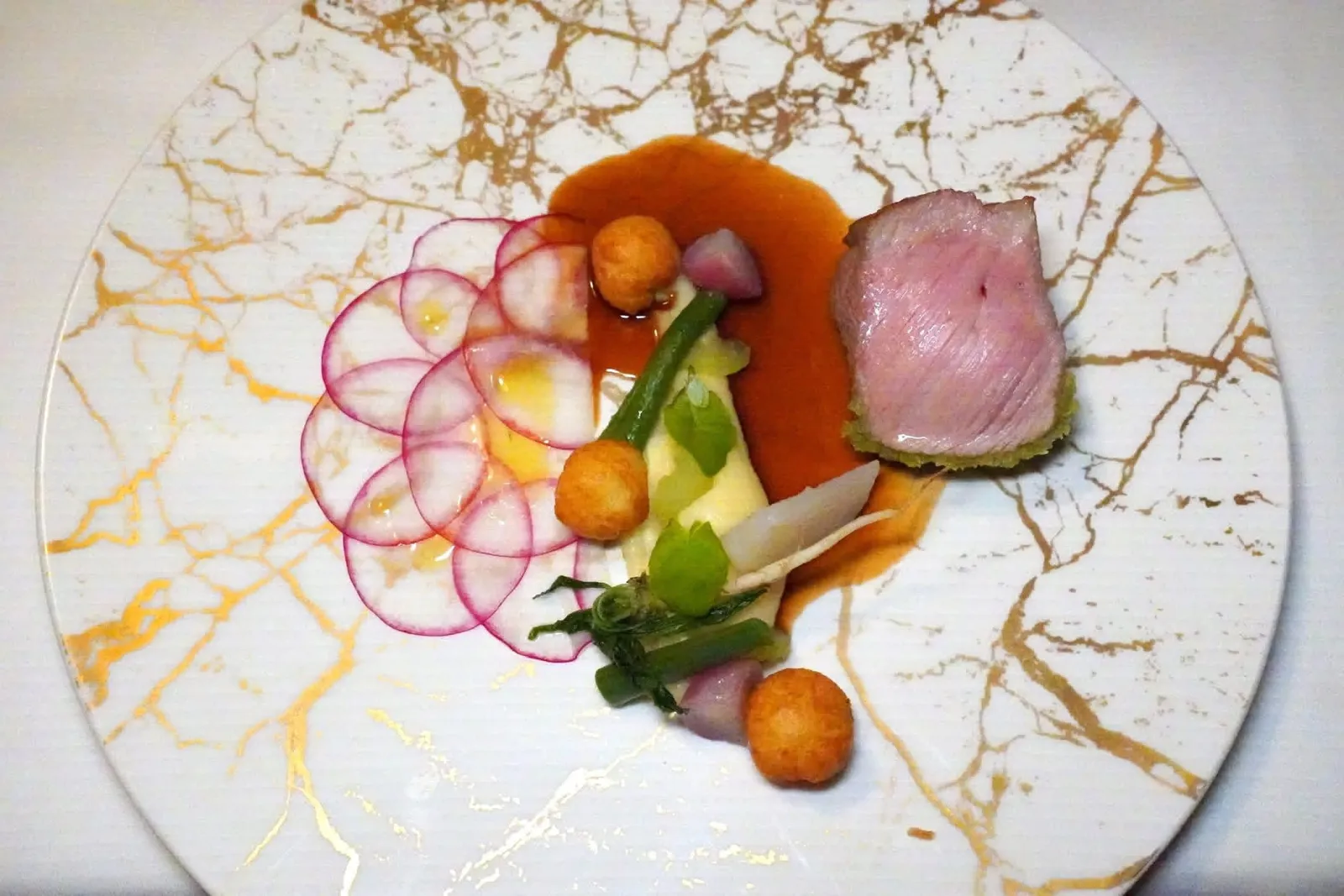Kalbskarree - Schnittlauchkruste - Radieschen - Kartoffelperlen (38 €)Roasted loin of veal - chives crust - radish - potatoes pearlsเนื้อลูกวัวย่างจนสุกพอเหมาะ ด้านนอกล้อมด้วยครัสต์กรอบ ๆ ของต้นหอมจีน ยังมีมันฝรั่งบดเนื้อเนียน มันฝรั่งทอดกรอบ และแรดิชฝานบางกรอบ (15/20)