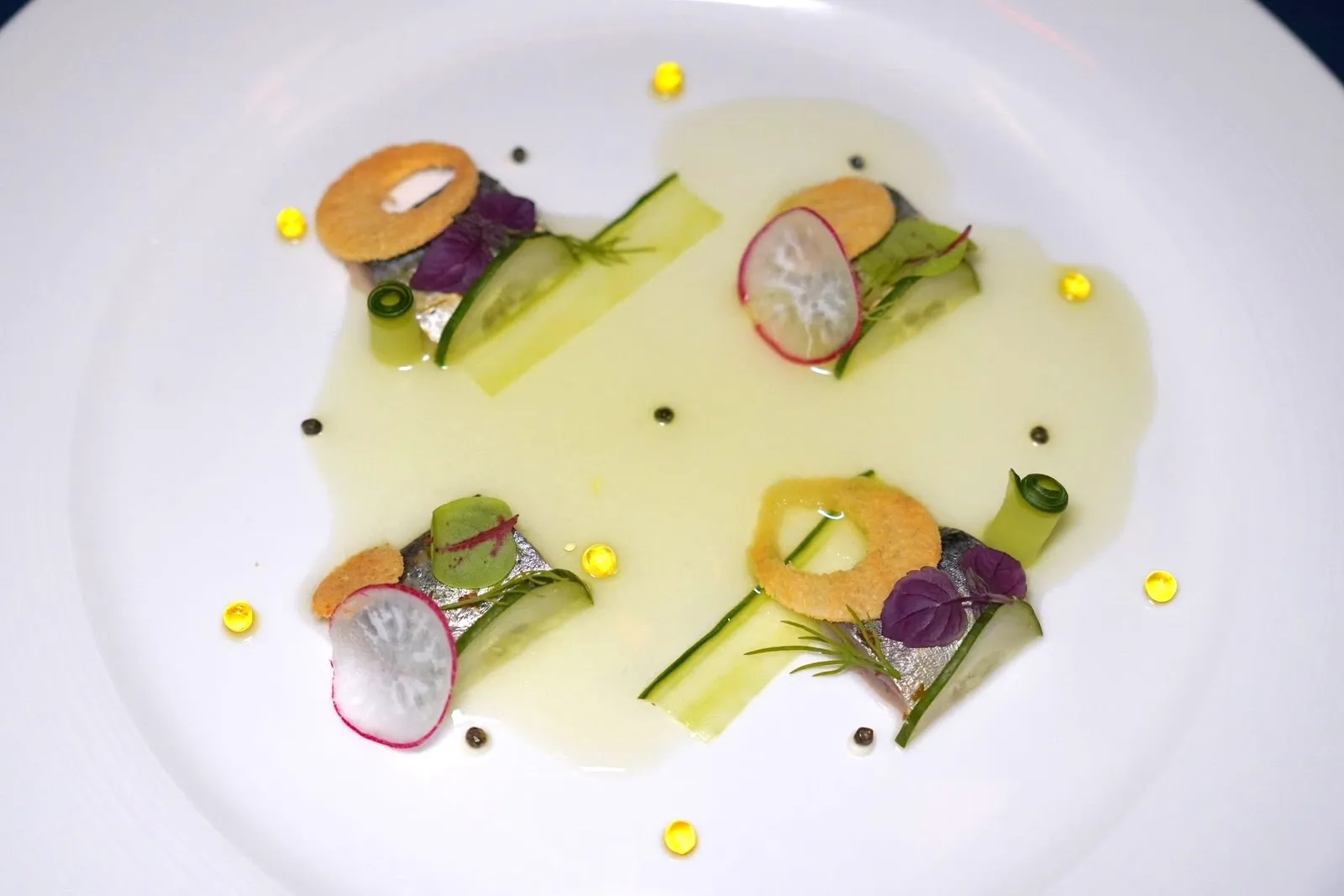 🥄 APPETIZERMarinated Pilchard Fish, Cucumber Juice, Apple Juice, Oscietra Caviar, Crispy Carnaroli Briocheคอร์สถัดมาคือปลาซาร์ดีนหมักเสริมด้วยความสดชื่นของแตงกวาสด รอบ ๆ คือเครมเฟรซท็อปด้วยคาเวียร์และ Caviaroli อีกเช่นกัน จากนั้นฟจะเทราดน้ำที่ผสมผสานแอปเปิ้ลเขียว แตงกวา ปรุงรสด้วยน้ำส้มสายชูไวน์แดงอีกเล็กน้อยลงไป
