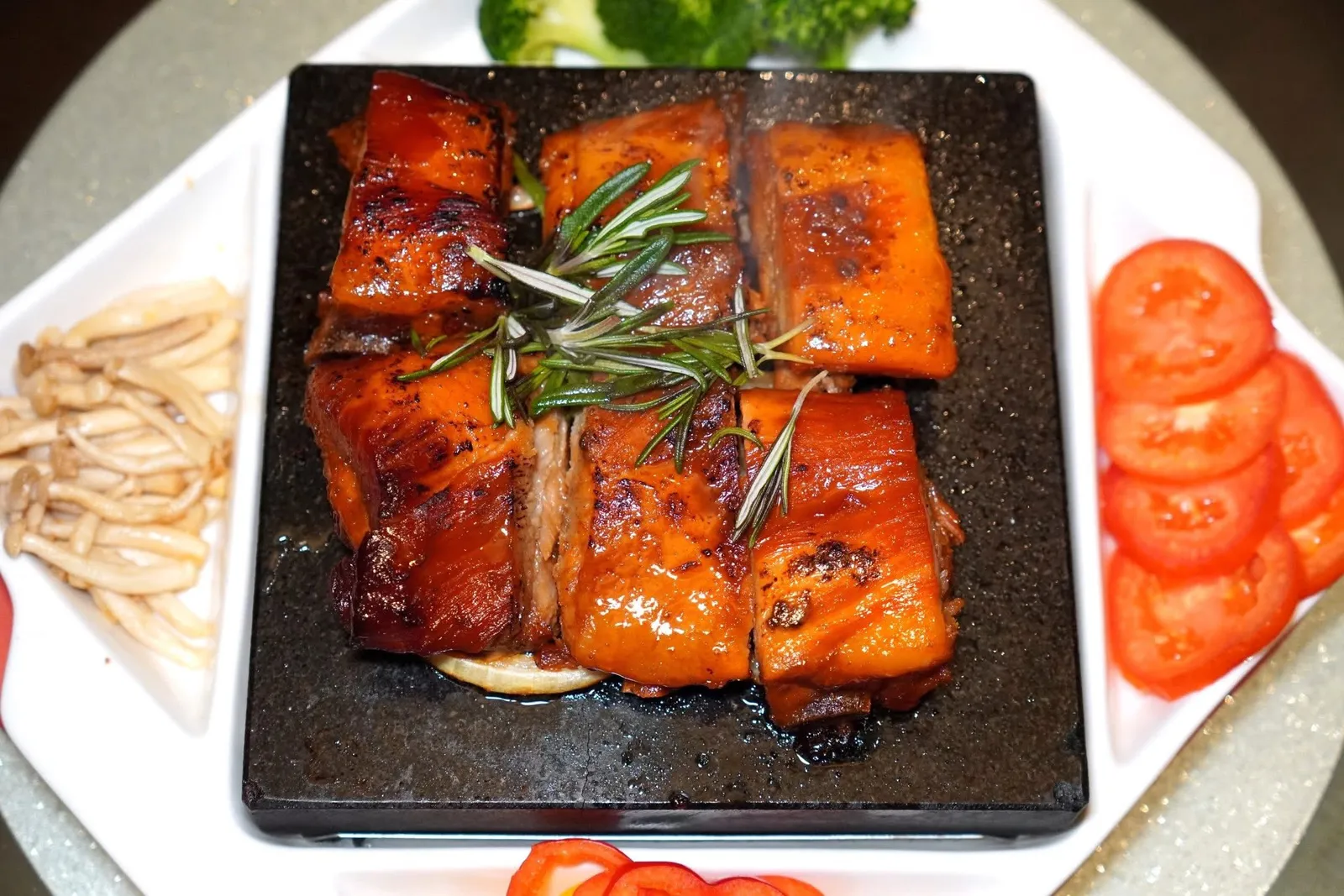 秘製黑豚肉燒排骨 (588++)ซี่โครงหมูคุโรบูตะในฮอตร็อคซี่โครงหมูคุโรบุตะที่ผ่านการหมักและต่อด้วยการ Slow-cooked จนสุก จากนั้นเสิร์ฟมาบนหินร้อน ๆ ช่วยเรียกความน่าตื่นตาตื่นใจ