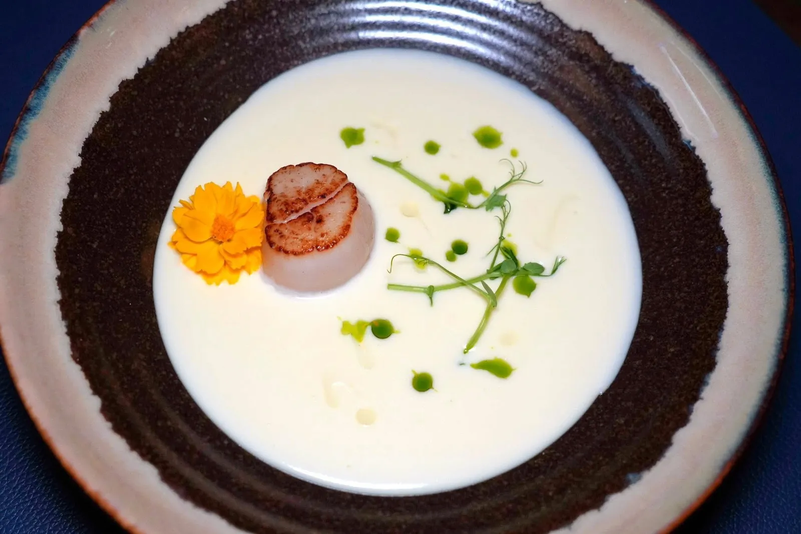 🥄 SOUPCauliflower Velouté with Hokkaido Scallop, Aromatic Truffleคอร์สถัดมาคือหอยเชลล์จากจังหวัดฮอกไกโด ประเทศญี่ปุ่น เชฟจี่มาสุกพอเหมาะสังเกตจากเนื้อหอยที่ยังคงความนุ่มอยู่ รอบ ๆ คือซุปกะหล่ำดอกรสหวานละมึนุนตกแต่งกลิ่นด้วยน้ำมันทรัฟเฟิลและน้ำมันใบเบซิล